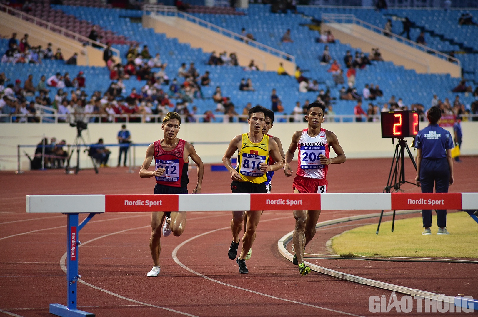 Với nội dung 3000m nam vượt chướng ngại vật, hai đại diện của Việt Nam l&agrave; L&ecirc; Tiến Long (số 812) v&agrave; Đỗ Quốc Luật (số 810) đ&atilde; thể hiện phong độ vượt trội so với c&aacute;c đối thủ.