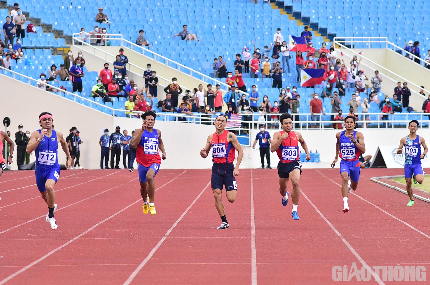 Trong buổi chiều gi&agrave;nh được những tấm HCV đ&aacute;ng gi&aacute;, đội tuyển điền kinh vẫn c&oacute; những gi&acirc;y ph&uacute;t kh&ocirc;ng thực sự vẹn tr&ograve;n niềm vui. Một trong số đ&oacute; l&agrave; sự cố đ&aacute;ng tiếc của Trần Nhật Ho&agrave;ng.