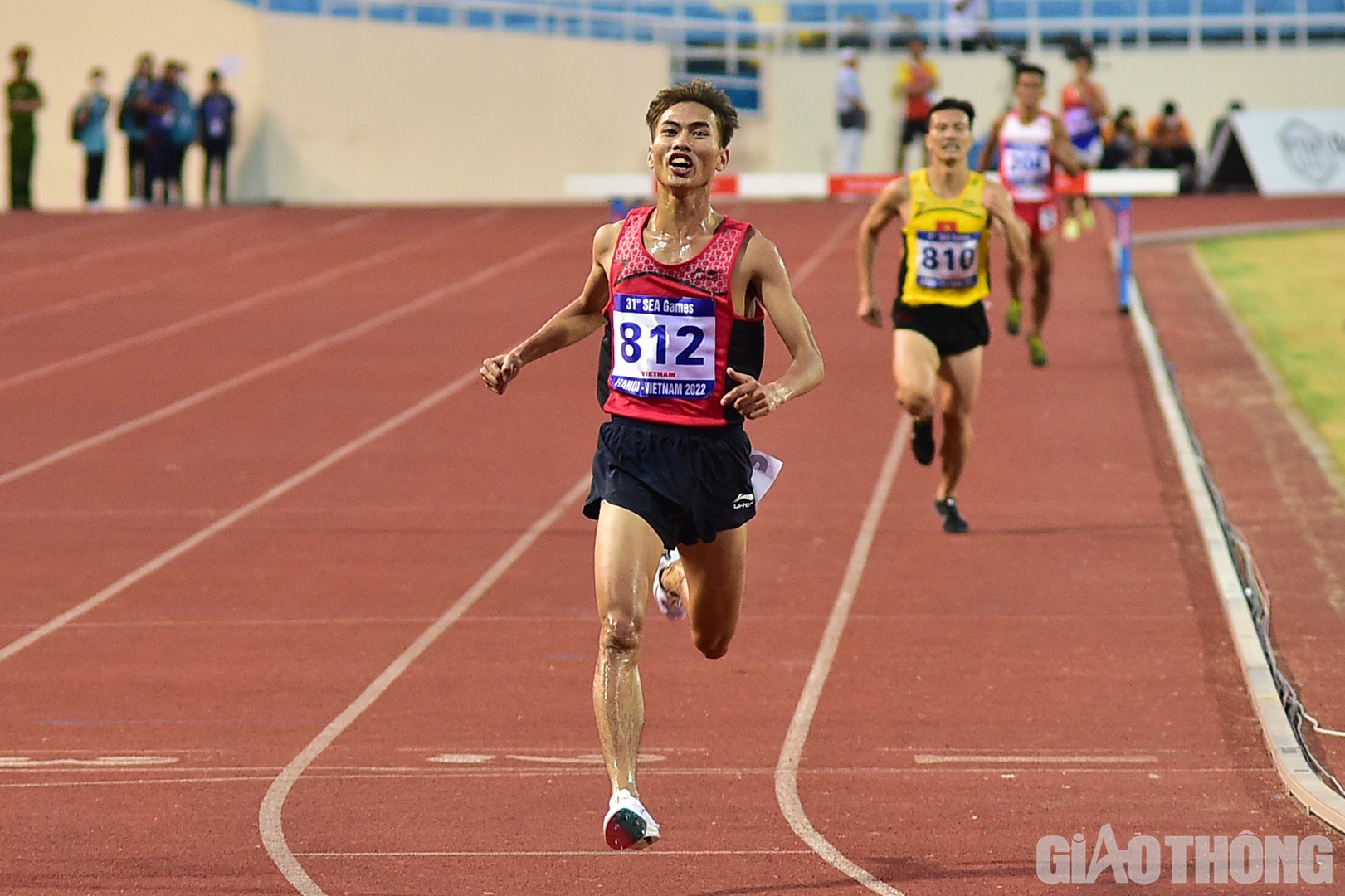 Với c&uacute; nước r&uacute;t mạnh mẽ, L&ecirc; Tiến Long c&aacute;n đ&iacute;ch đầu ti&ecirc;n để gi&agrave;nh HCV, trong khi Quốc Luật gi&agrave;nh HCB.