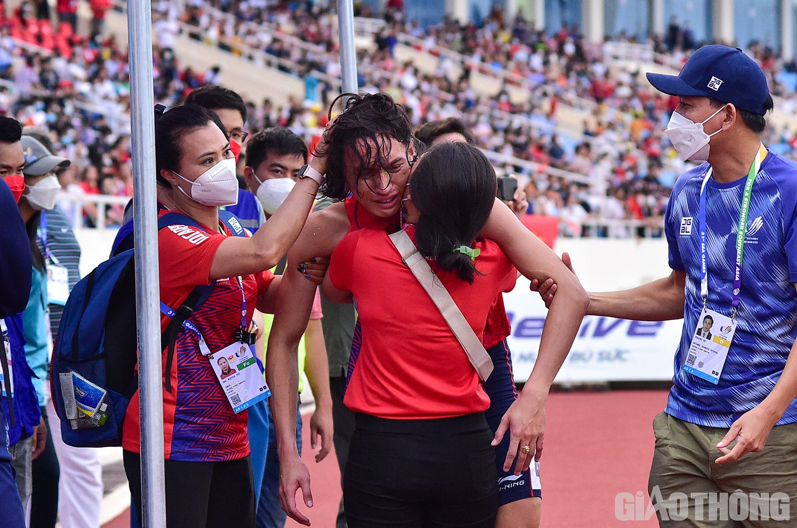 Trần Nhật Ho&agrave;ng kh&ocirc;ng thể bảo vệ tấm HCV ở nội dung chạy 400m do chấn thương. Anh đổ gục xuống s&acirc;n sau khi về đ&iacute;ch, v&agrave; phải nhờ đồng đội hỗ trợ. Mẹ của Nhật Ho&agrave;ng cũng c&oacute; mặt để động vi&ecirc;n con trai.