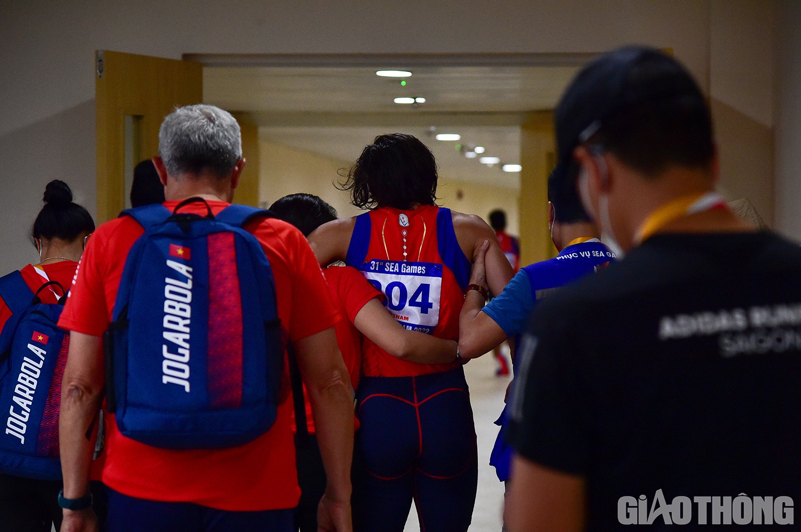 "Em xin lỗi mọi người". Nghẹn ng&agrave;o trong những giọt nước mắt, lời n&oacute;i của ch&acirc;n chạy 21 tuổi gốc Kh&aacute;nh H&ograve;a khiến những kh&aacute;n giả c&oacute; mặt tại s&acirc;n Mỹ Đ&igrave;nh kh&ocirc;ng khỏi tiếc nuối v&agrave; x&uacute;c động.