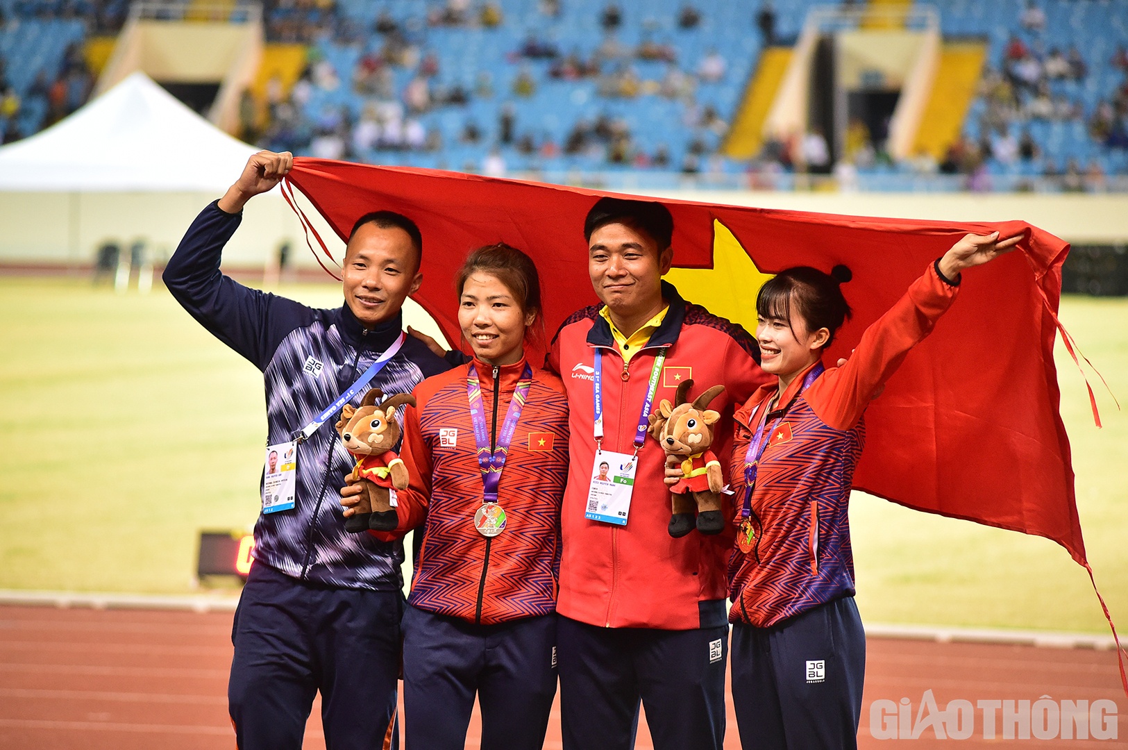 Đạt th&agrave;nh t&iacute;ch cao nhất 6,39m, Vũ Thị Ngọc H&agrave; đ&atilde; vượt qua người đ&agrave;n chị, B&ugrave;i Thu Thảo để gi&agrave;nh tấm HCV qu&yacute; gi&aacute; ở nội dung nhảy xa. Đương kim HCV Asiad c&oacute; th&agrave;nh t&iacute;ch k&eacute;m đ&uacute;ng 1cm đối với Ngọc H&agrave;, nhận tấm HCB.