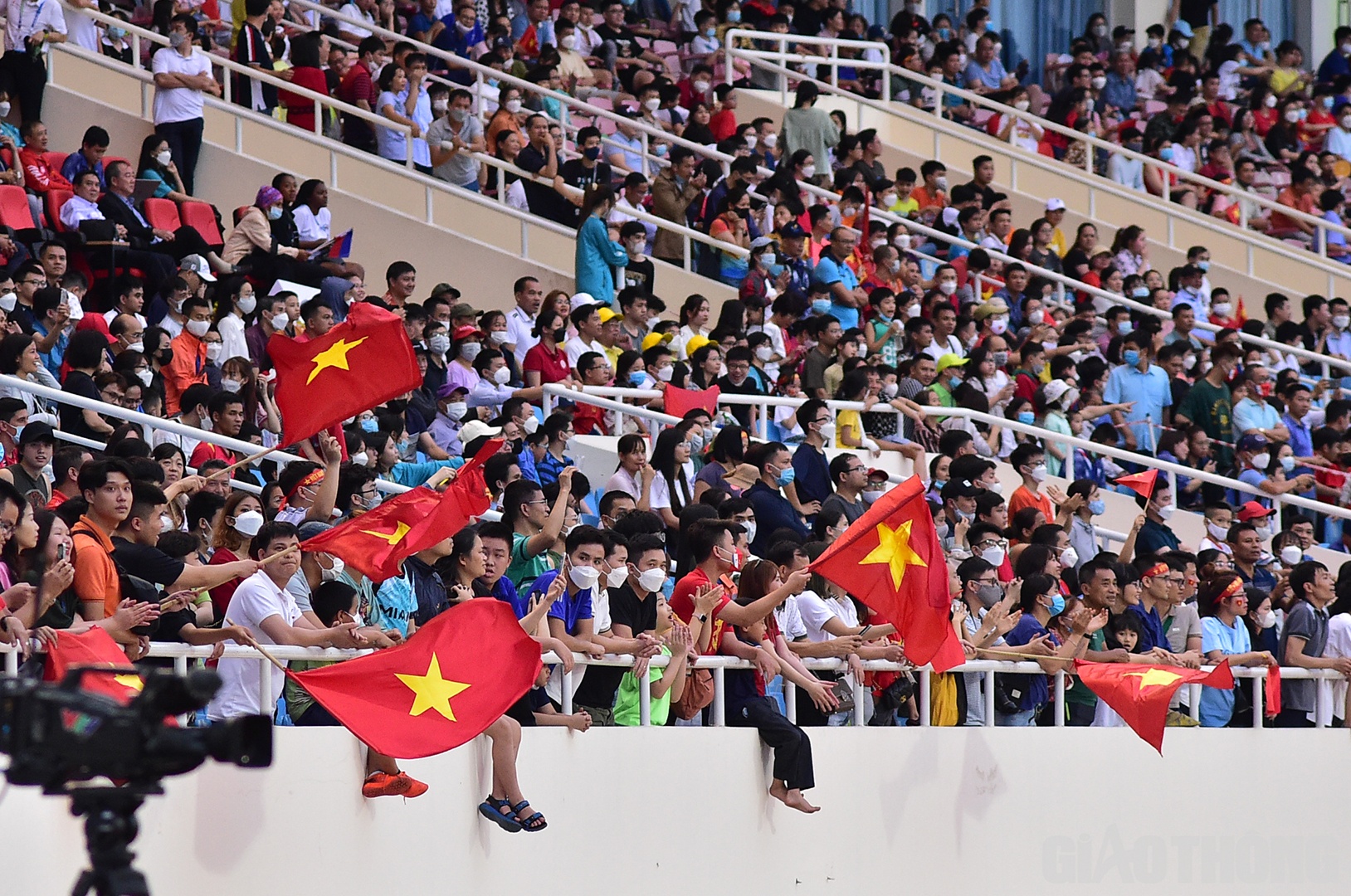 Những cảm x&uacute;c đan xen trong 2 ng&agrave;y vừa qua kh&ocirc;ng l&agrave;m giảm nhiệt huyết của c&aacute;c CĐV d&agrave;nh cho đội tuyển điền kinh. Người h&acirc;m mộ vẫn d&otilde;i theo v&agrave; chờ đợi những tấm HCV tiếp theo từ c&aacute;c ch&acirc;n chạy đội tuyển Việt Nam trong c&aacute;c nội dung thi đấu sắp tới.