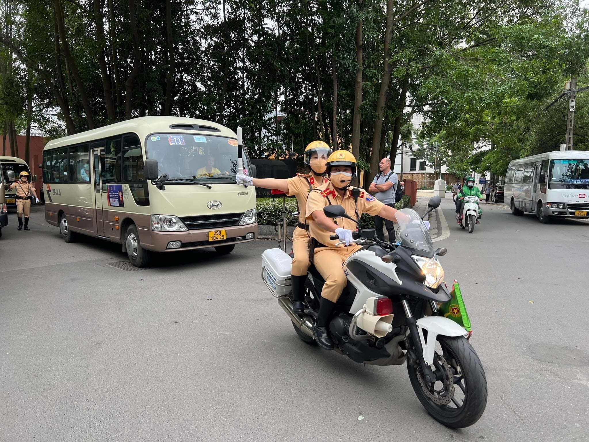 S&aacute;ng thứ 2 đầu tuần (ng&agrave;y 16/5), H&agrave; Nội đ&oacute;n đợt kh&ocirc;ng kh&iacute; lạnh, nền nhiệt độ xuống thấp, nhiều người phải mặc &aacute;o r&eacute;t ra đường. Nhưng đ&uacute;ng điều lệ, lực lượng CSGT l&agrave;m nhiệm vụ dẫn đo&agrave;n thể thao tham dự SEA Games 31 vẫn giữ đ&uacute;ng lễ tiết, t&aacute;c phong mặc trang phục m&ugrave;a h&egrave;, &aacute;o cộc tay l&agrave;m nhiệm vụ từ 5h30 s&aacute;ng.