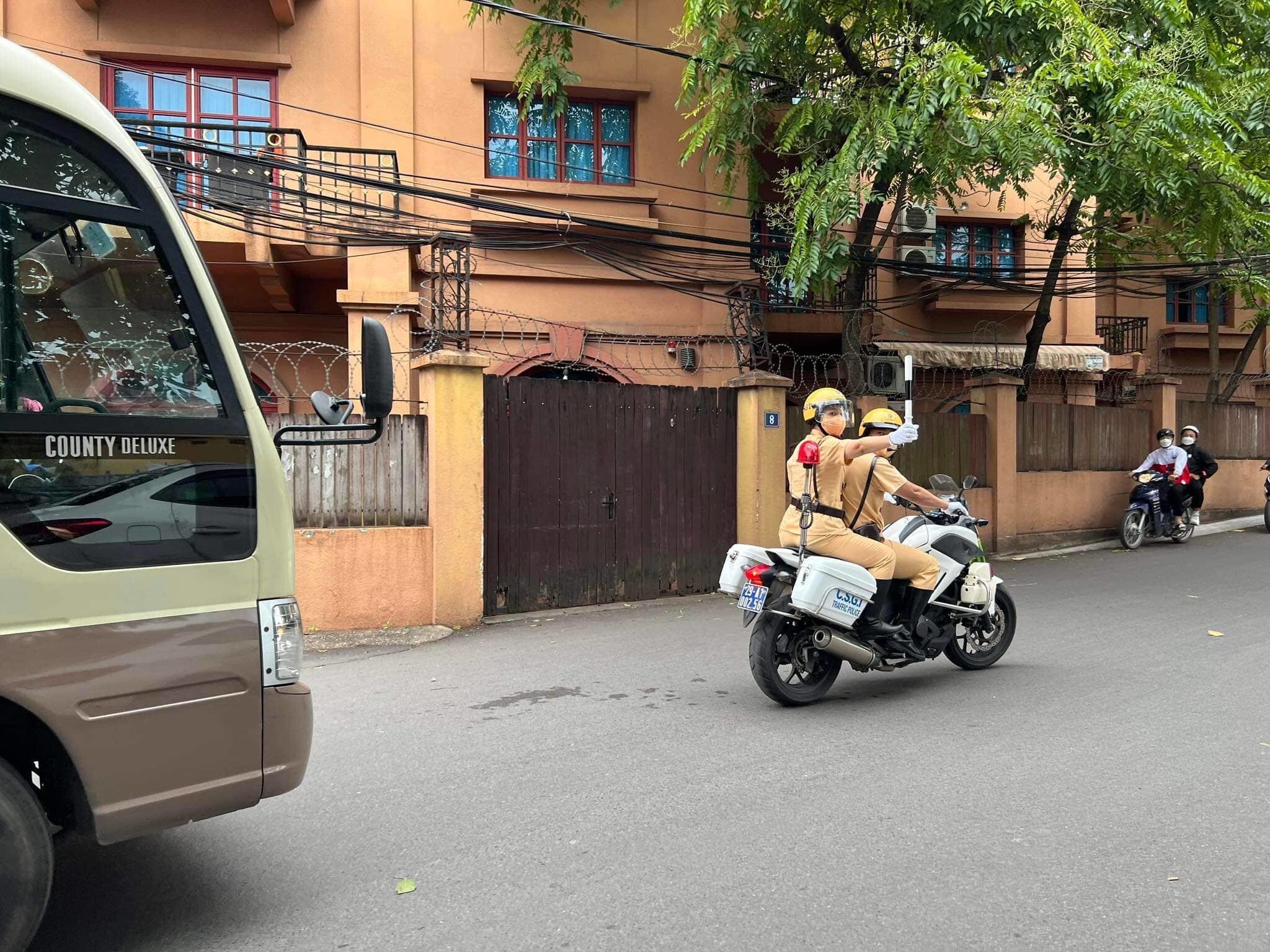 "Quan điểm của đơn vị l&agrave; mỗi CSGT vừa l&agrave;m nhiệm vụ bảo vệ an ninh trật tự vừa l&agrave; "đại sứ th&acirc;n thiện" trực tiếp giao tiếp v&agrave; nắm th&ocirc;ng tin, t&acirc;m tư nguyện vọng từ những vận động vi&ecirc;n, trưởng đo&agrave;n thể thao tại c&aacute;c khu vực lưu tr&uacute;", Đại t&aacute; Hải nhấn mạnh.