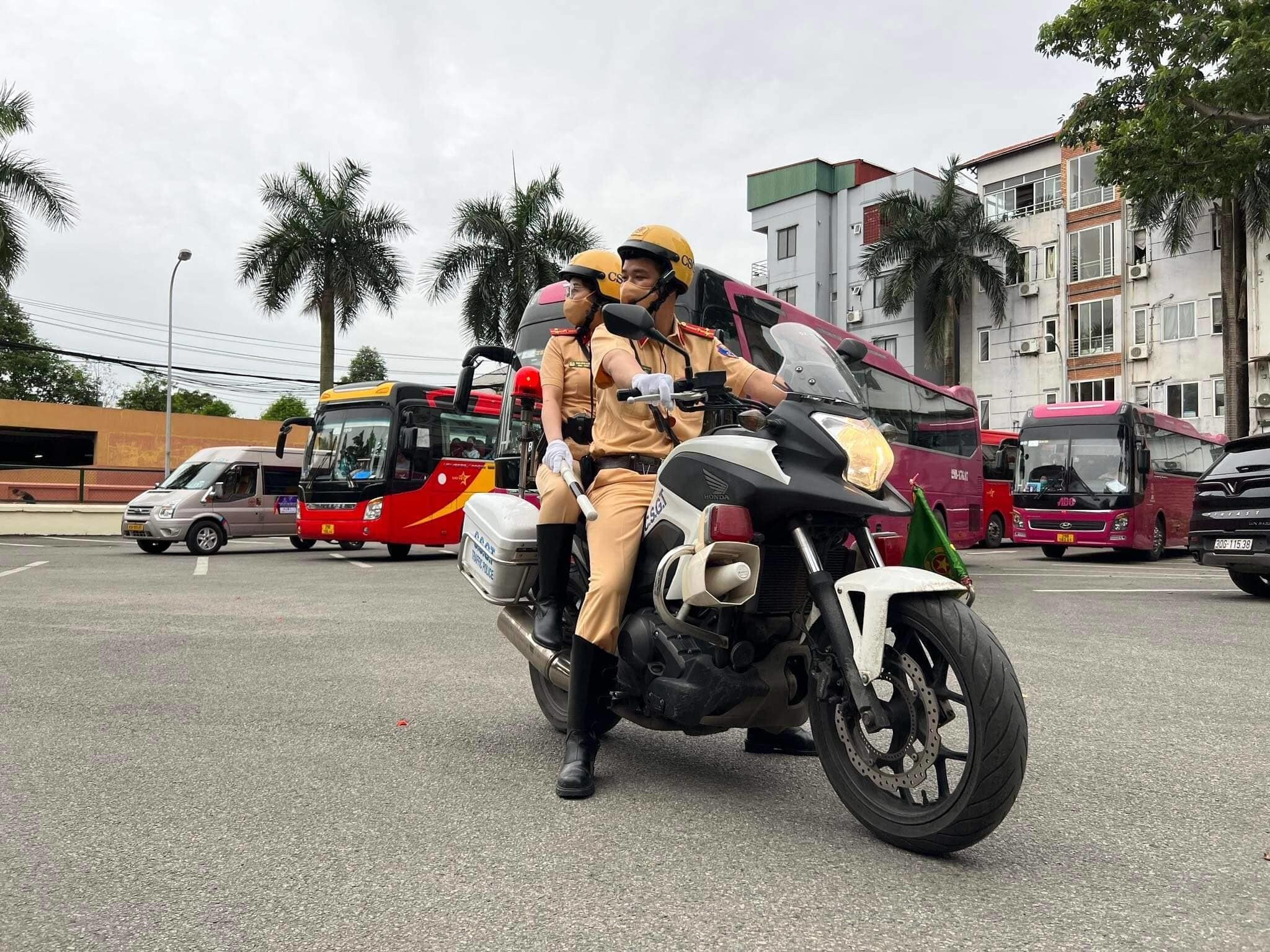 Tại H&agrave; Nội, lực lượng CSGT sẽ ưu ti&ecirc;n sử dụng m&ocirc; t&ocirc; để đảm bảo t&iacute;nh linh hoạt trong t&igrave;nh trạng giao th&ocirc;ng đ&ocirc;ng. So với c&aacute;c sự kiện kh&aacute;c, việc dẫn đo&agrave;n phục vụ SEA Games 31 tại H&agrave; Nội sẽ c&oacute; nhiều th&aacute;ch thức hơn do phải đảm bảo cho vận động vi&ecirc;n đến đ&uacute;ng giờ, tr&aacute;nh &ugrave;n tắc nhưng kh&ocirc;ng được cấm đường để kh&aacute;n giả c&oacute; thể đến cổ vũ.