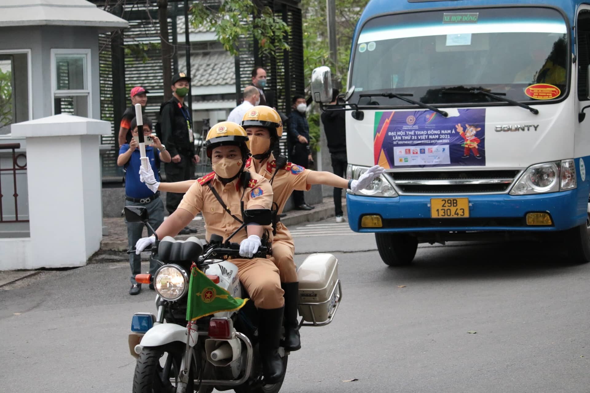 Đại u&yacute; Thanh Nga chia sẻ, ngồi sau xe m&ocirc; t&ocirc; trong c&aacute;i lạnh bất thường của th&aacute;ng 5, tuy c&oacute; kh&oacute; khăn vất vả, nhưng b&ugrave; lại lu&ocirc;n nhận được t&igrave;nh cảm chan ho&agrave;, vui vẻ hợp t&aacute;c của c&aacute;c bạn nước ngo&agrave;i. Trong suốt qu&aacute; tr&igrave;nh di chuyển, người d&acirc;n Thủ đ&ocirc; lu&ocirc;n ủng hộ, chủ động nhường đường cho đo&agrave;n xe ưu ti&ecirc;n d&ugrave; v&agrave;o giờ cao điểm đầu tuần.