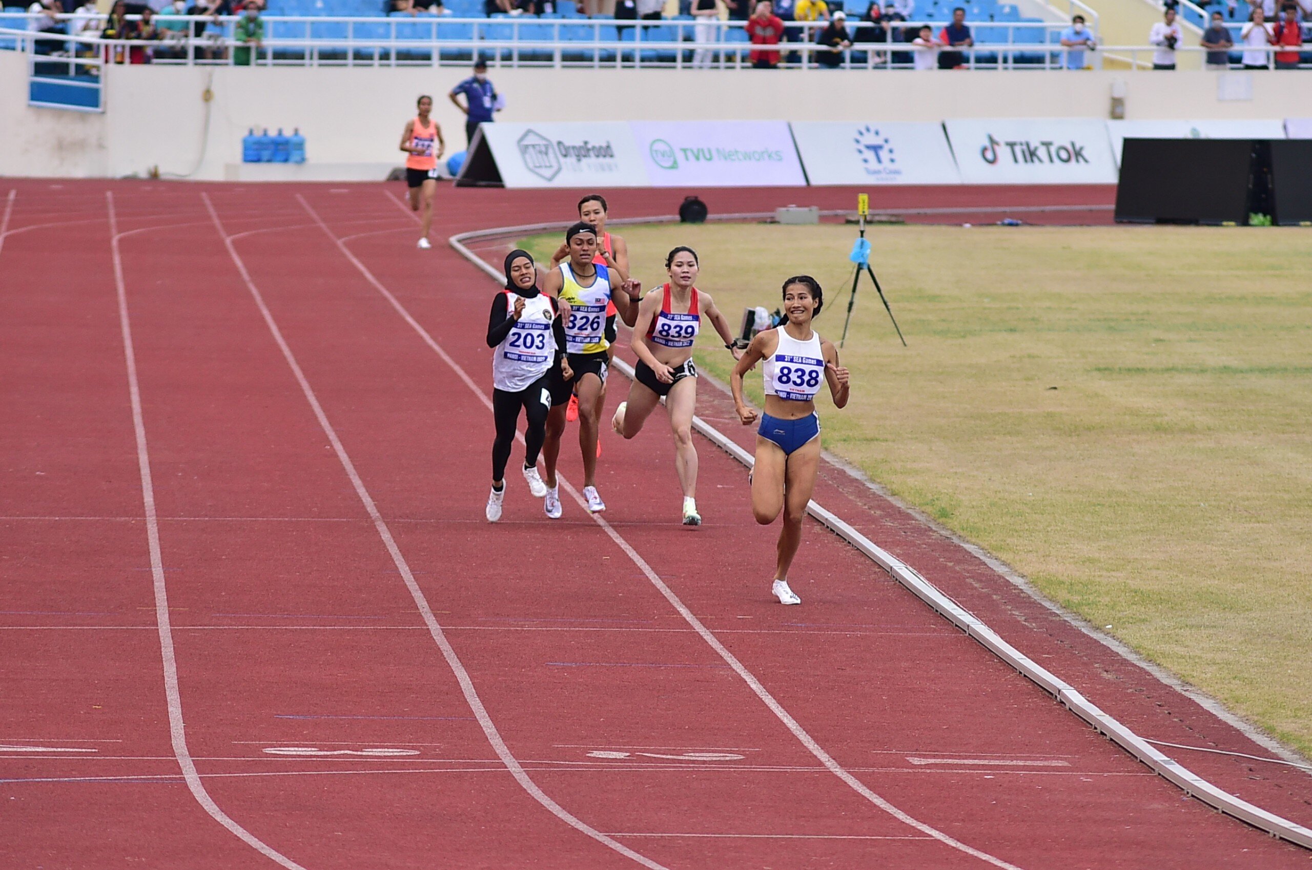 Khi c&aacute;c VĐV đang bứt tốc về đ&iacute;ch th&igrave; Đinh Thị B&iacute;ch bị VĐV Malaysia vượt l&ecirc;n hu&yacute;ch nhẹ v&agrave;o vai khiến c&ocirc; loạng choạng.