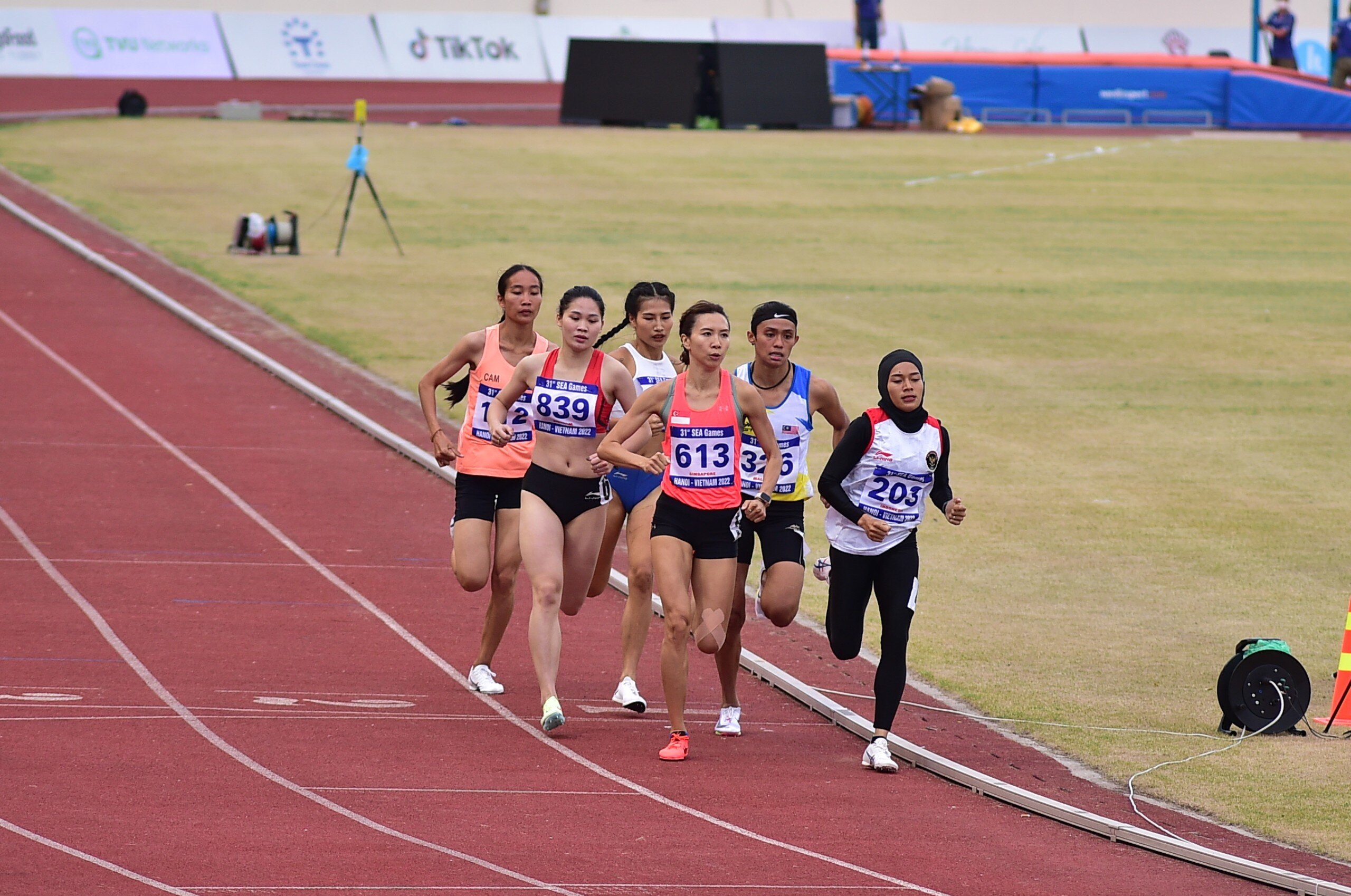 Chiều 16/5, tại SVĐ Quốc gia Mỹ Đ&igrave;nh đ&atilde; diễn ra phần thi chung kết nội dung chạy 800m nữ m&ocirc;n điền kinh. C&oacute; 6 VĐV tham gia tranh t&agrave;i cự ly n&agrave;y, Khuất Phương Anh v&agrave; Đinh Thị B&iacute;ch đại diện cho Việt Nam.