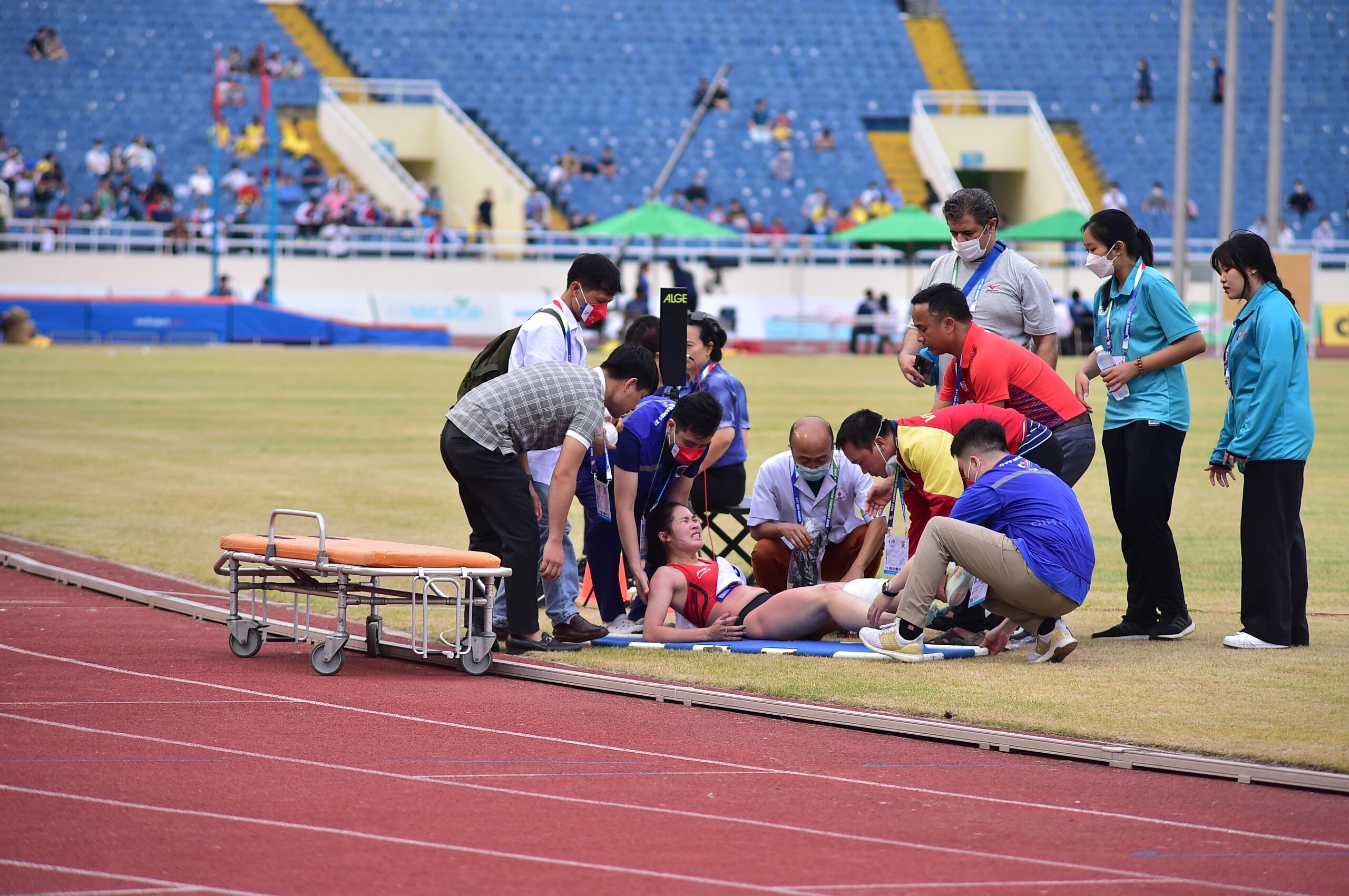 Theo quan s&aacute;t ban đầu, c&ocirc; bị chấn thương ở ch&acirc;n tr&aacute;i v&agrave; tỏ ra kh&aacute; đau đớn.