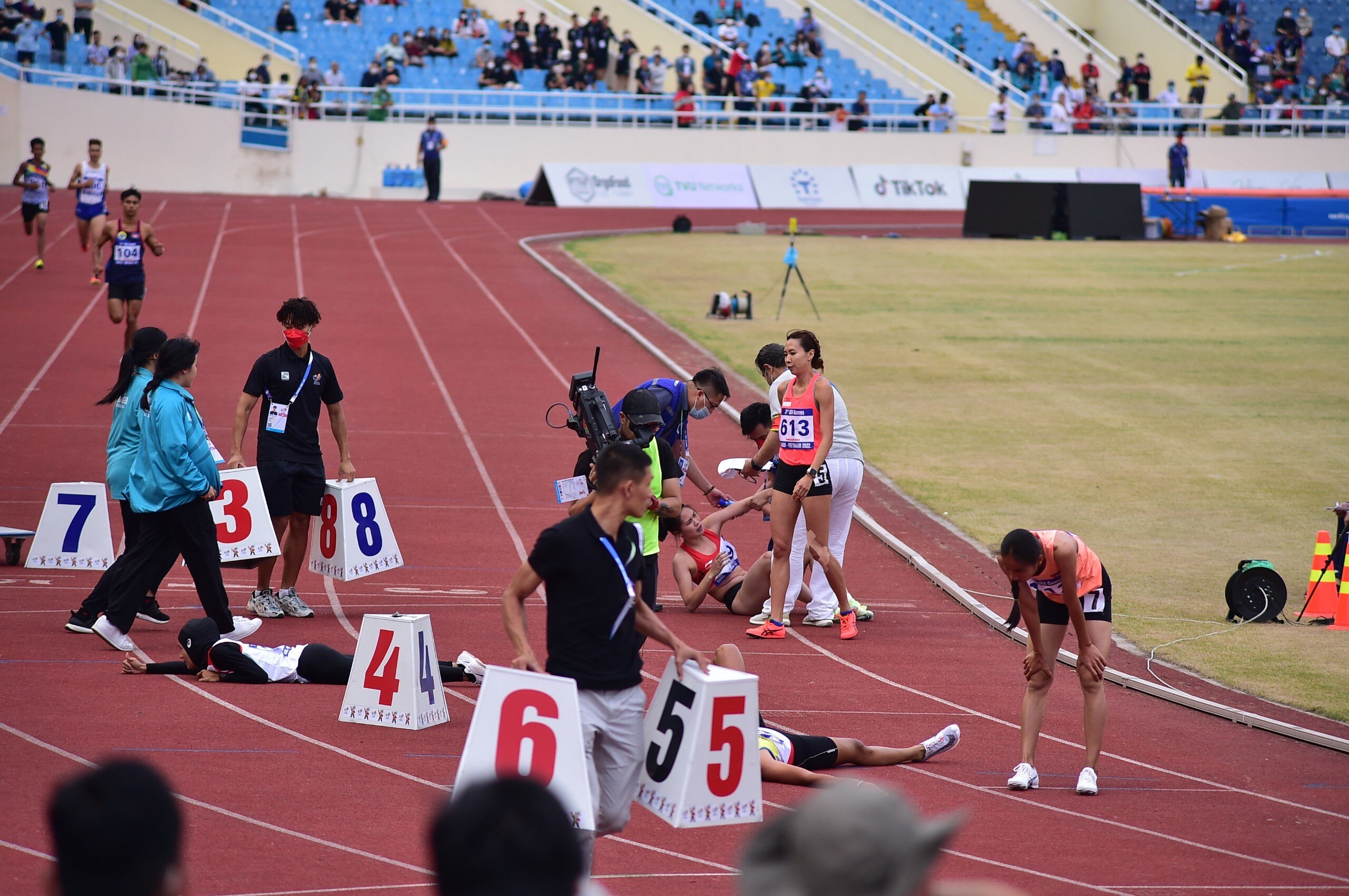 Ngay sau khi cuộc đua kết th&uacute;c, c&aacute;c nh&acirc;n vi&ecirc;n y tế đ&atilde; ra kiểm tra, trợ gi&uacute;p B&iacute;ch.