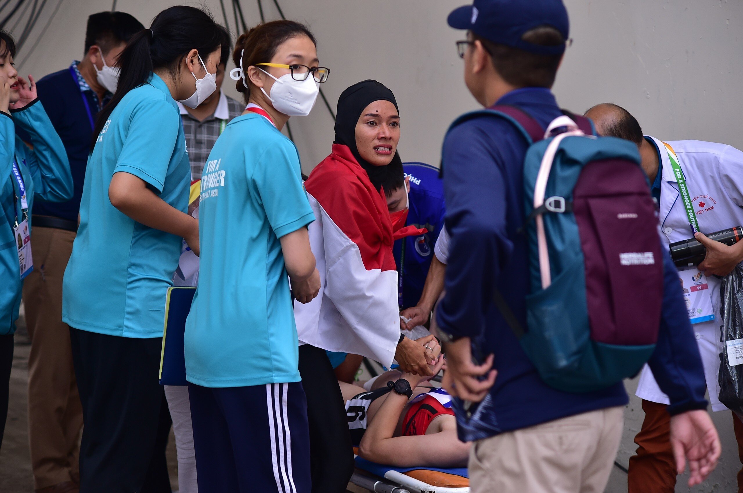 Nữ VĐV Indonesia thăm hỏi, động vi&ecirc;n người đồng nghiệp k&eacute;m may mắn. Đ&acirc;y l&agrave; h&igrave;nh ảnh đẹp về tinh thần đo&agrave;n kết, v&igrave; một Đ&ocirc;ng Nam &Aacute; mạnh mẽ hơn.