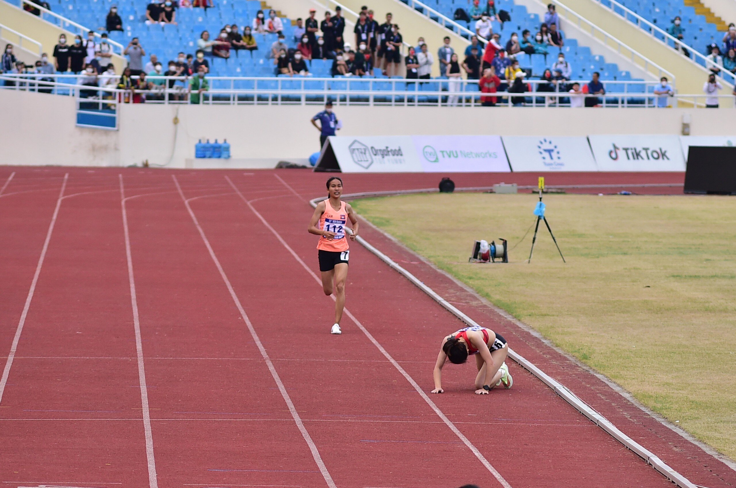 C&ocirc; g&aacute;i Nam Định nỗ lực đứng l&ecirc;n ho&agrave;n th&agrave;nh phần thi.