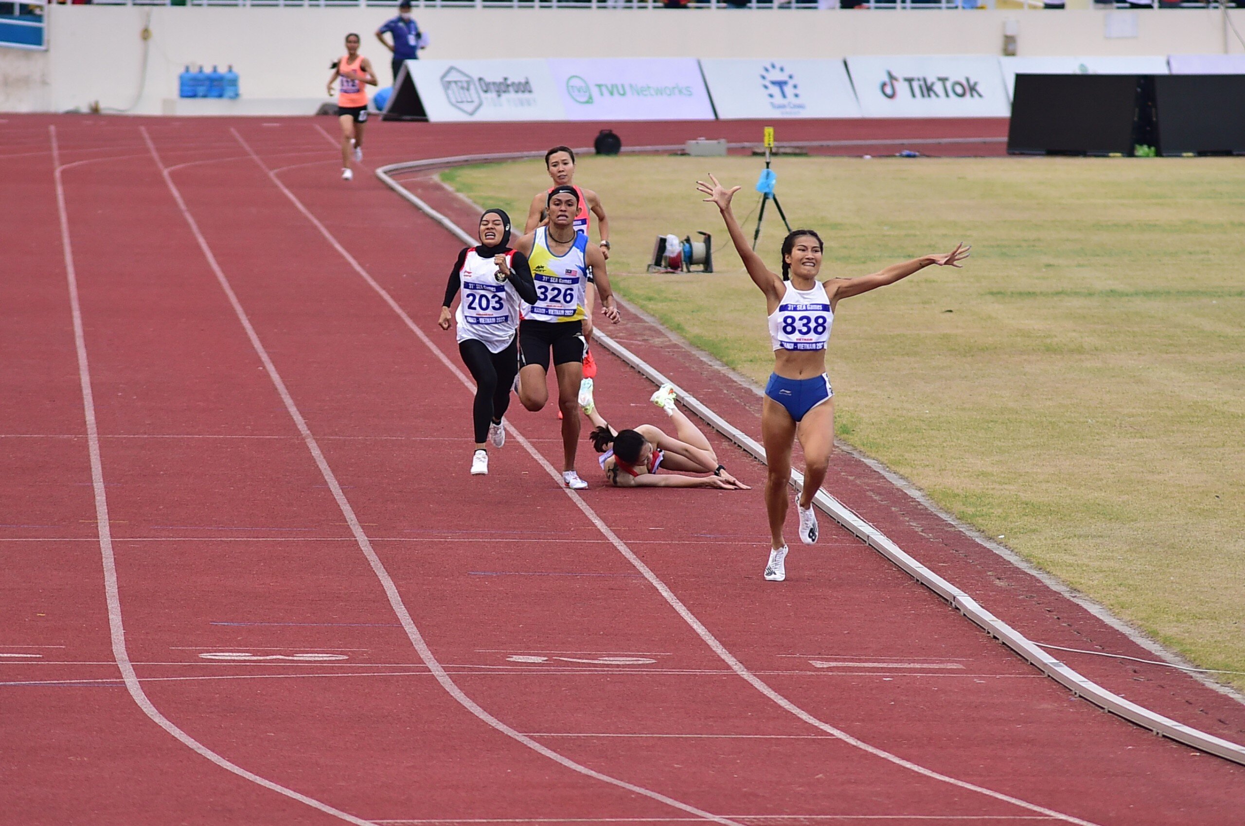 B&iacute;ch sau đ&oacute; mất thăng bằng, ng&atilde; nh&agrave;o xuống s&acirc;n.