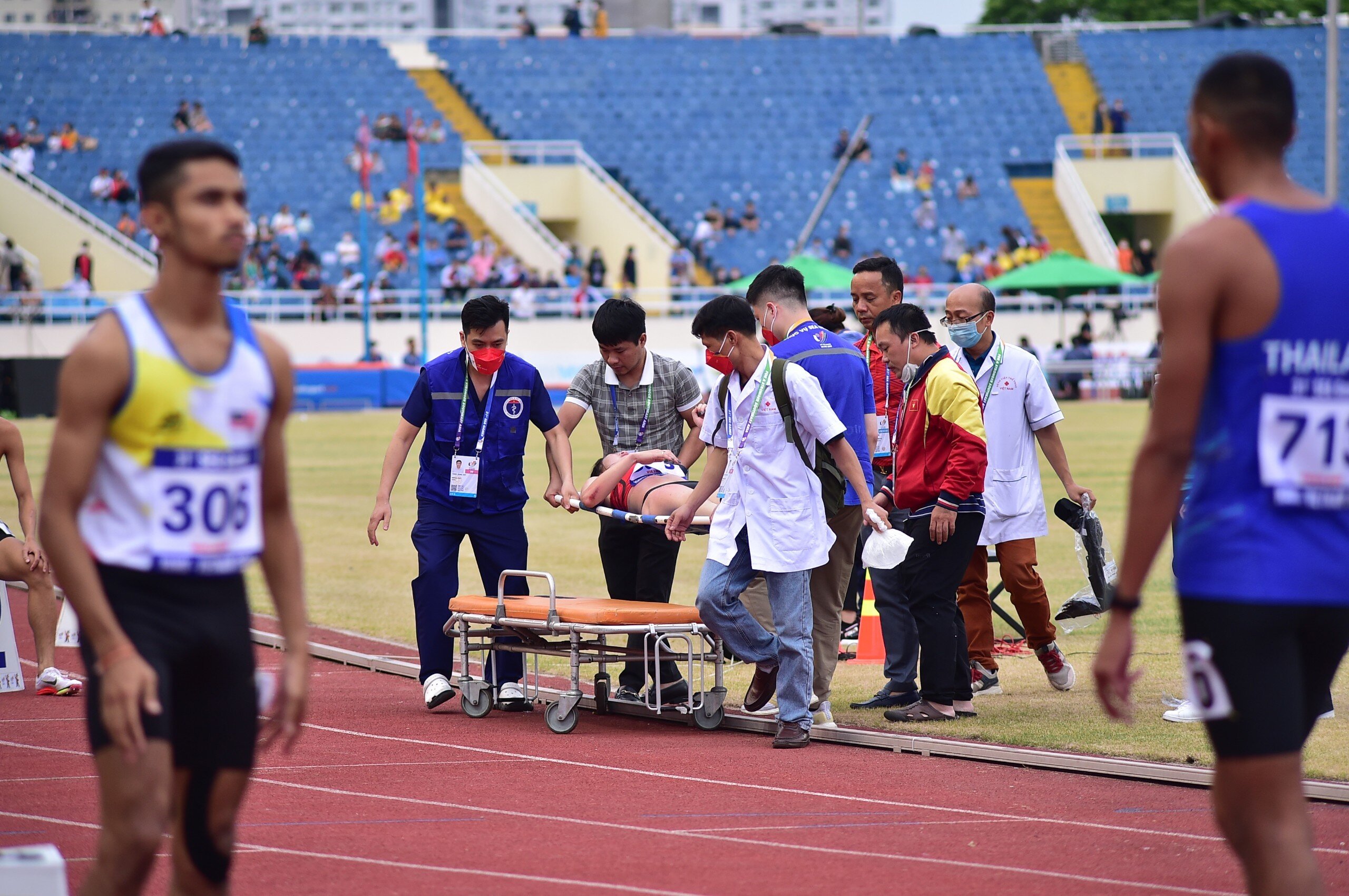 Nữ VĐV sinh năm 1997 phải rời s&acirc;n bằng c&aacute;ng.