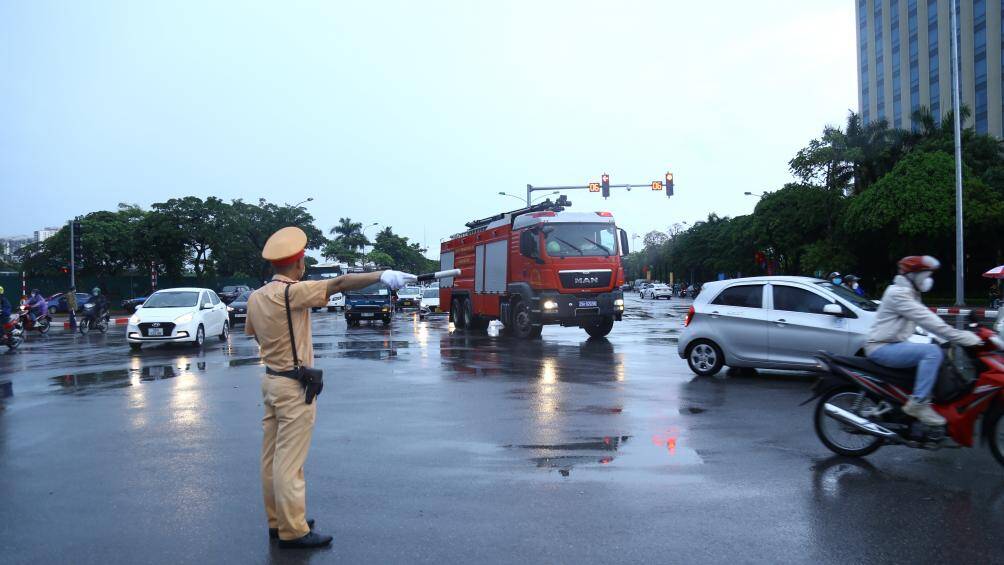 Đại t&aacute; Dương Đức Hải, Trưởng Ph&ograve;ng CSGT C&ocirc;ng an TP H&agrave; Nội cho biết , trong mọi t&igrave;nh huống, kh&ocirc;ng c&oacute; chuyện để đo&agrave;n thể thao đến địa điểm thi đấu kh&ocirc;ng đ&uacute;ng giờ v&igrave; tr&ecirc;n đường di chuyển ngo&agrave;i xe m&ocirc; t&ocirc;, xe &ocirc; t&ocirc; dẫn đường c&ograve;n c&oacute; lực lượng CSGT trực tiếp l&agrave;m nhiệm vụ tr&ecirc;n đường sẵn s&agrave;ng hỗ trợ.