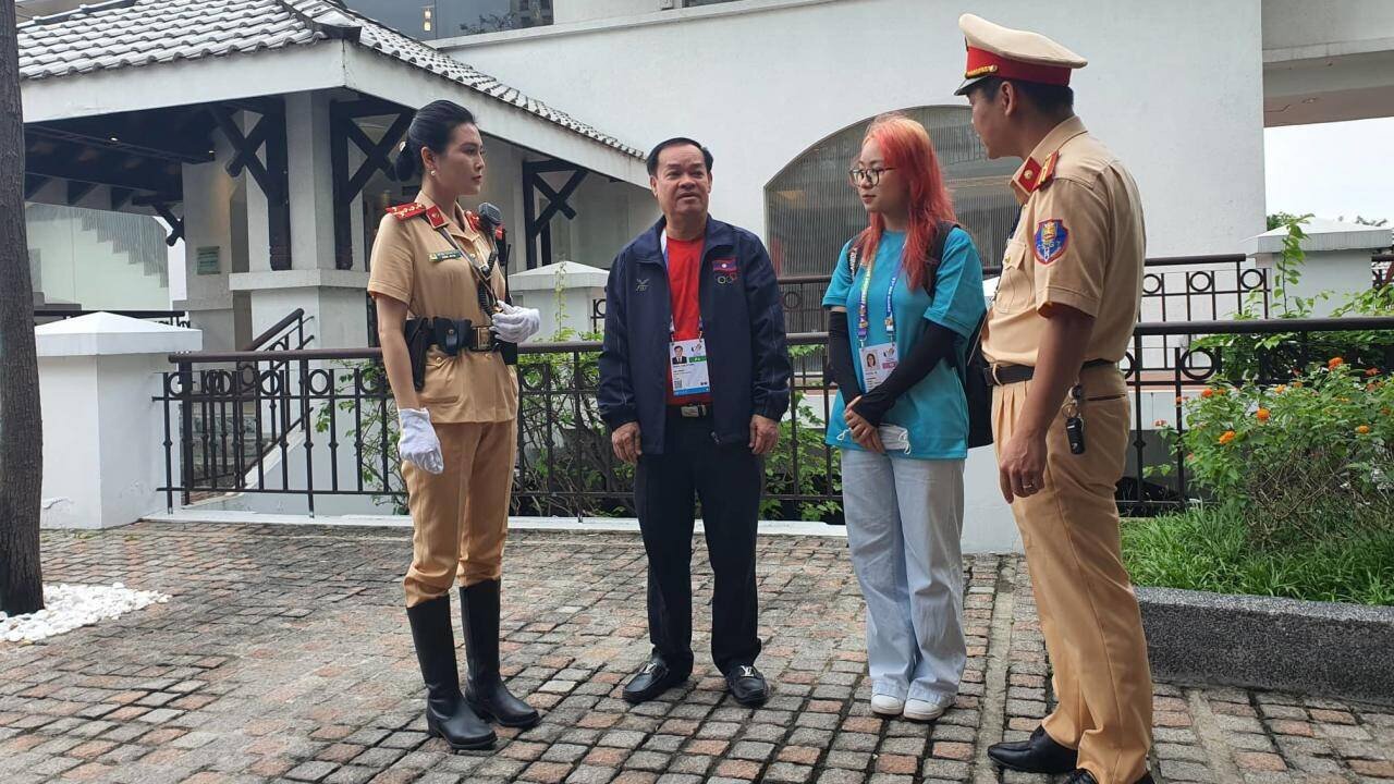 &ldquo;Trong qu&aacute; tr&igrave;nh giao tiếp c&aacute;c vận động vi&ecirc;n nước ngo&agrave;i đều rất h&agrave;i l&ograve;ng v&igrave; t&aacute;c phong phục vụ th&acirc;n thiện, mến kh&aacute;ch của c&ocirc;ng an Việt Nam. Trước mỗi giờ l&ecirc;n xe, nhiều vận động vi&ecirc;n đều tranh thủ xin chụp ảnh c&ugrave;ng lực lượng chức năng l&agrave;m nhiệm vụ để lưu lại những kỷ niệm đẹp trong những ng&agrave;y ở H&agrave; Nội. Điều n&agrave;y gi&uacute;p ch&uacute;ng t&ocirc;i qu&ecirc;n đi mệt mỏi vượt qua mọi kh&oacute; khăn để ho&agrave;n th&agrave;nh nhiệm vụ&rdquo;, Thiếu t&aacute; Cường cho biết th&ecirc;m.