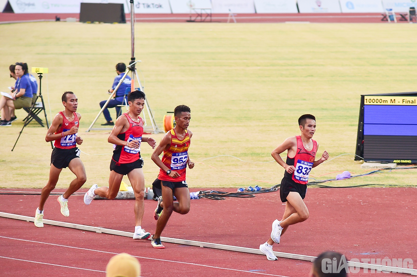 Chiều 17/5, tr&ecirc;n s&acirc;n Mỹ Đ&igrave;nh, nội dung chung kết chạy 10.000m nam kh&eacute;p lại ng&agrave;y thi đấu thứ 4 của m&ocirc;n điền kinh. Hai vận động vi&ecirc;n Việt Nam Nguyễn Văn Lai (số đeo 808) v&agrave; L&ecirc; Văn Thao (832) tranh t&agrave;i c&ugrave;ng ba đối thủ đến từ Th&aacute;i Lan, Timor Leste v&agrave; Myanmar.