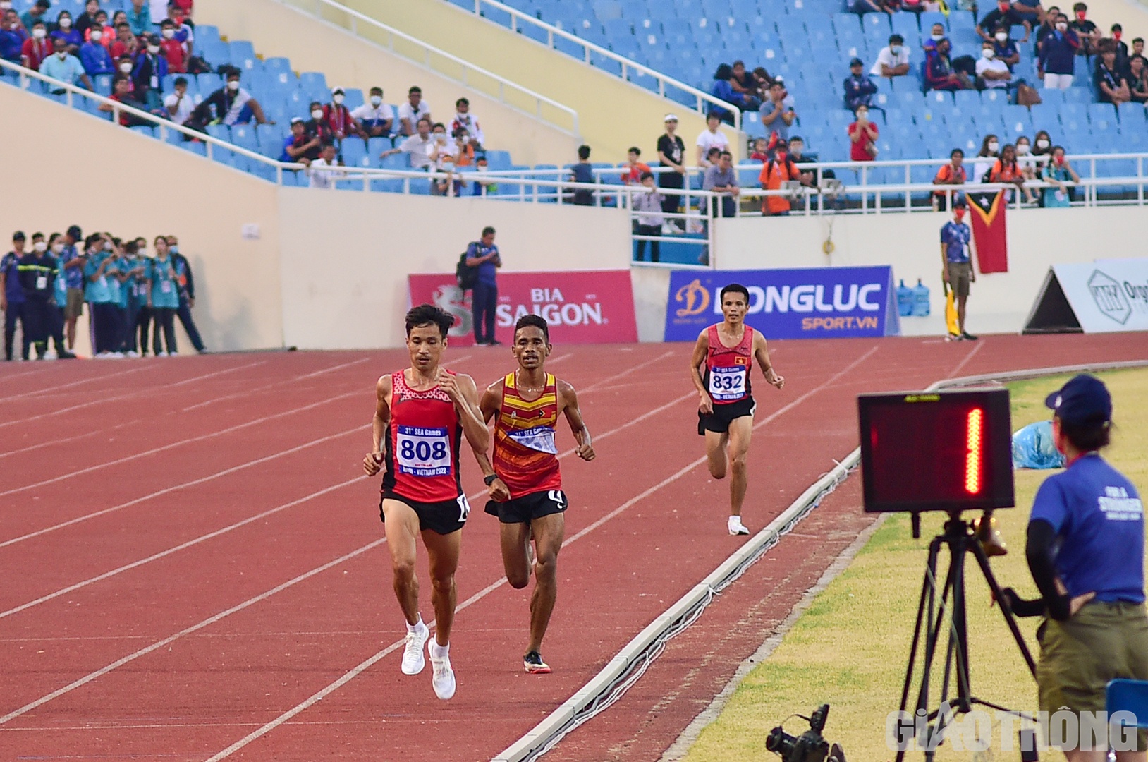 Tr&ecirc;n kh&aacute;n đ&agrave;i, HLV Trần Văn Sỹ li&ecirc;n tục chỉ đạo học tr&ograve; b&aacute;m s&aacute;t v&agrave; để mắt tới đối thủ Felisberto De Deus của Timor Leste. Khi c&ograve;n hơn 2 v&ograve;ng, Văn Lai bứt l&ecirc;n c&ograve;n Deus b&aacute;m theo. Đến v&ograve;ng cuối, ch&acirc;n chạy 36 tuổi tăng tốc v&agrave; dần bỏ xa đối thủ.