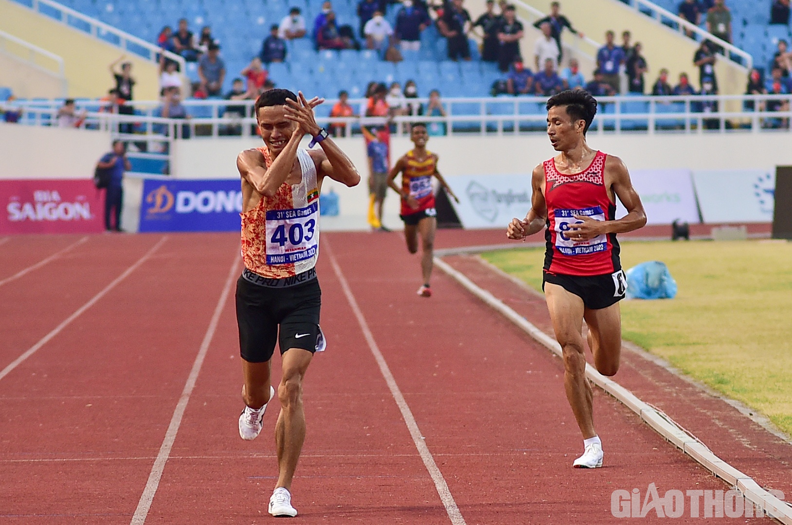 Văn Lai c&aacute;n đ&iacute;ch đầu ti&ecirc;n với thời gian 32 ph&uacute;t 17 gi&acirc;y 34. VĐV Myanmar chạy cuối đo&agrave;n đua v&agrave; khi thấy Văn Lai bắt v&ograve;ng m&igrave;nh tr&ecirc;n đường về đ&iacute;ch, anh đ&atilde; vỗ tay ch&uacute;c mừng.