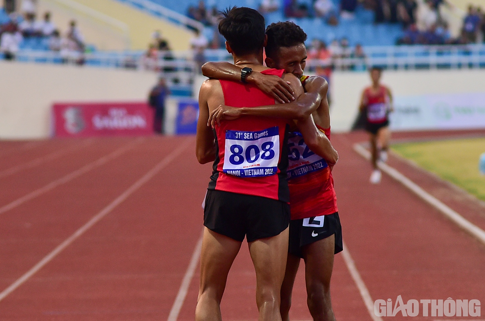 Vận động vi&ecirc;n Felisberto De Deus gi&agrave;nh huy chương bạc khi c&aacute;n đ&iacute;ch ngay sau Văn Lai. Kh&ocirc;ng giấu được hạnh ph&uacute;c, vận động vi&ecirc;n người Timor Leste đ&atilde; &ocirc;m lấy Văn Lai v&agrave; ăn mừng c&ugrave;ng vận động vi&ecirc;n vừa gi&agrave;nh huy chương v&agrave;ng.