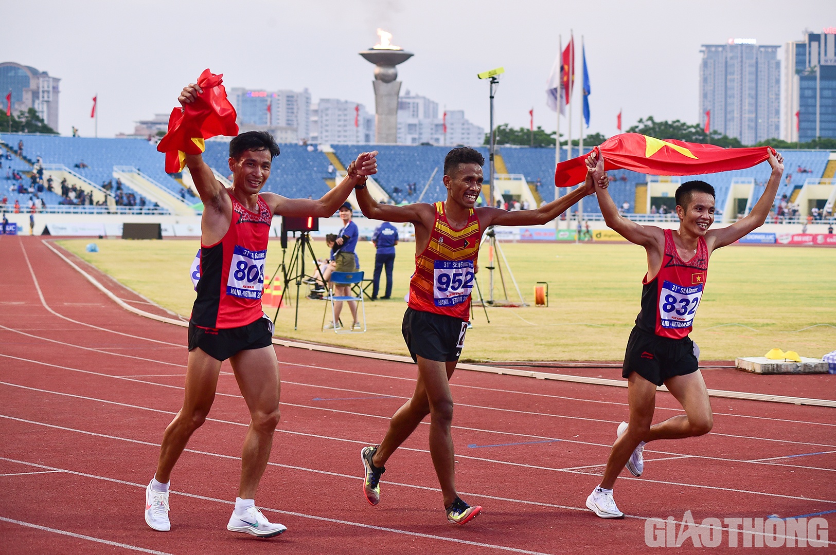 2 vận động vi&ecirc;n chủ nh&agrave; Việt Nam c&ugrave;ng vận động vi&ecirc;n người Timor Leste ăn mừng cuồng nhiệt. H&igrave;nh ảnh rất đẹp tr&ecirc;n s&acirc;n Mỹ Đ&igrave;nh thể hiện sự đo&agrave;n kết v&agrave; n&ecirc;u cao tinh thần cao thượng của thể thao tại SEA Games 31.