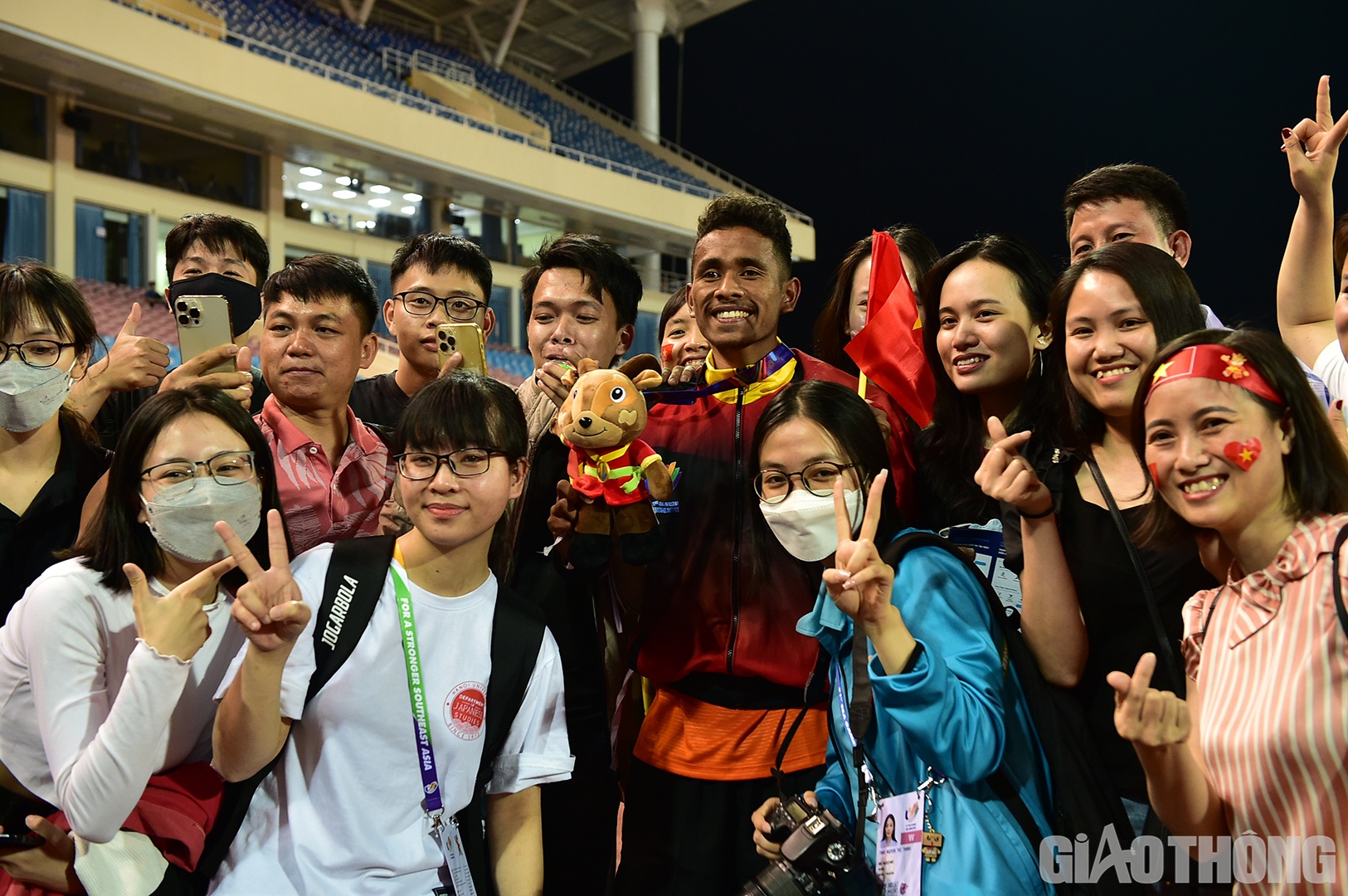 Rất đ&ocirc;ng kh&aacute;n giả Việt Nam xuống s&acirc;n chụp ảnh lưu niệm c&ugrave;ng Felisberto De Deus v&agrave; ch&uacute;c mừng anh gi&agrave;nh HCB.