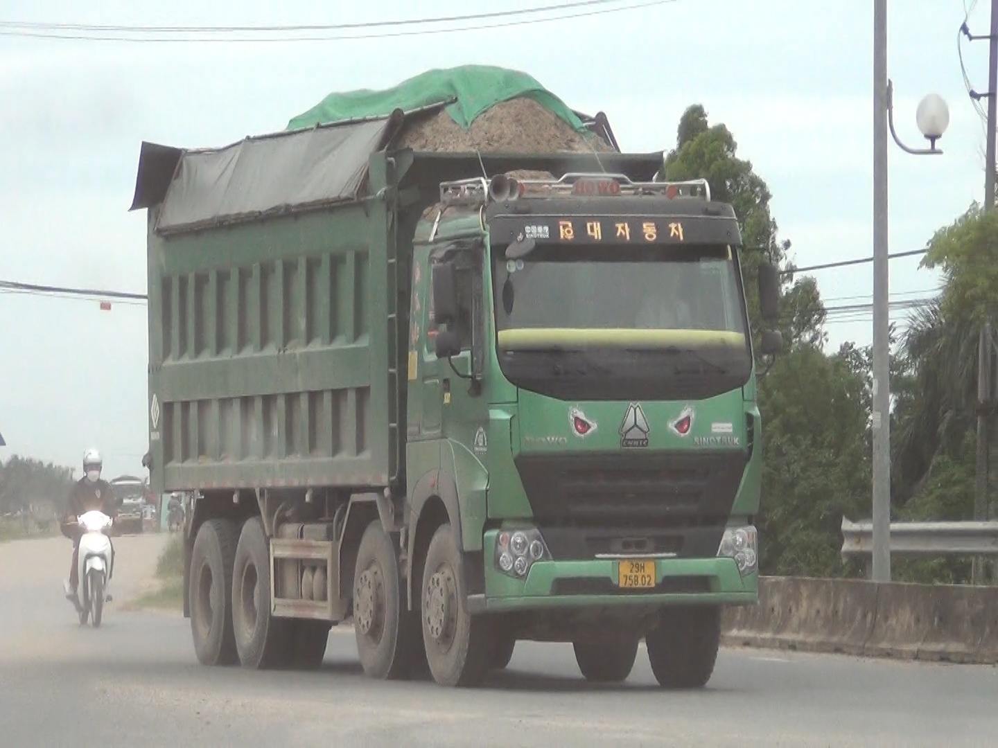 D&ugrave; chất "c&oacute; ngọn" c&aacute;t, sỏi, vật liệu x&acirc;y dựng nhưng đa phần c&aacute;c xe n&agrave;y chỉ che đậy sơ s&agrave;i.