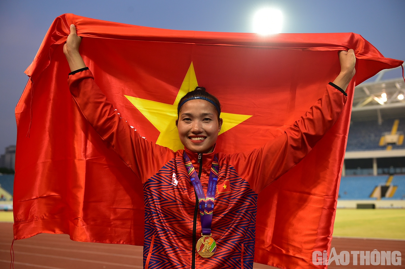 Một tấm HCV kh&aacute;c được bổ sung v&agrave;o bảng v&agrave;ng của điền kinh Việt Nam do VĐV Nguyễn Linh Na đem về, sau khi c&ocirc; chiến thắng ở nội dung 800m nữ 7 m&ocirc;n phối hợp.