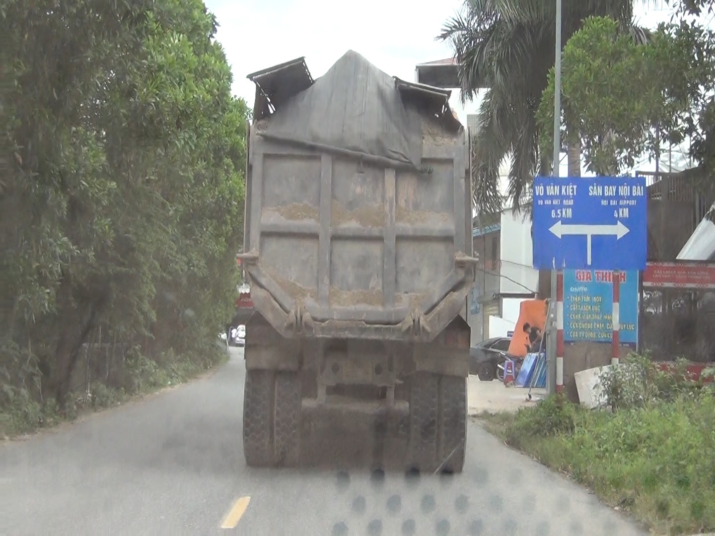 Sau khi ghi nhận t&igrave;nh trạng xe biểu hiện qu&aacute; khổ, qu&aacute; tải hoạt động tấp nập, PV B&aacute;o Giao th&ocirc;ng đ&atilde; li&ecirc;n hệ phản &aacute;nh thực trạng n&agrave;y với c&aacute;c cơ quan chức năng như: Đội TTGT vận tải huyện Đ&ocirc;ng Anh, Đội CSGT C&ocirc;ng an huyện Đ&ocirc;ng Anh, Đội CSGT số 15 ( Ph&ograve;ng CSGT đường bộ - đường sắt, C&ocirc;ng an TP H&agrave; Nội). Đại diện Đội CSGT, C&ocirc;ng an huyện Đ&ocirc;ng Anh cho biết "sẽ v&agrave;o cuộc xử l&yacute;".