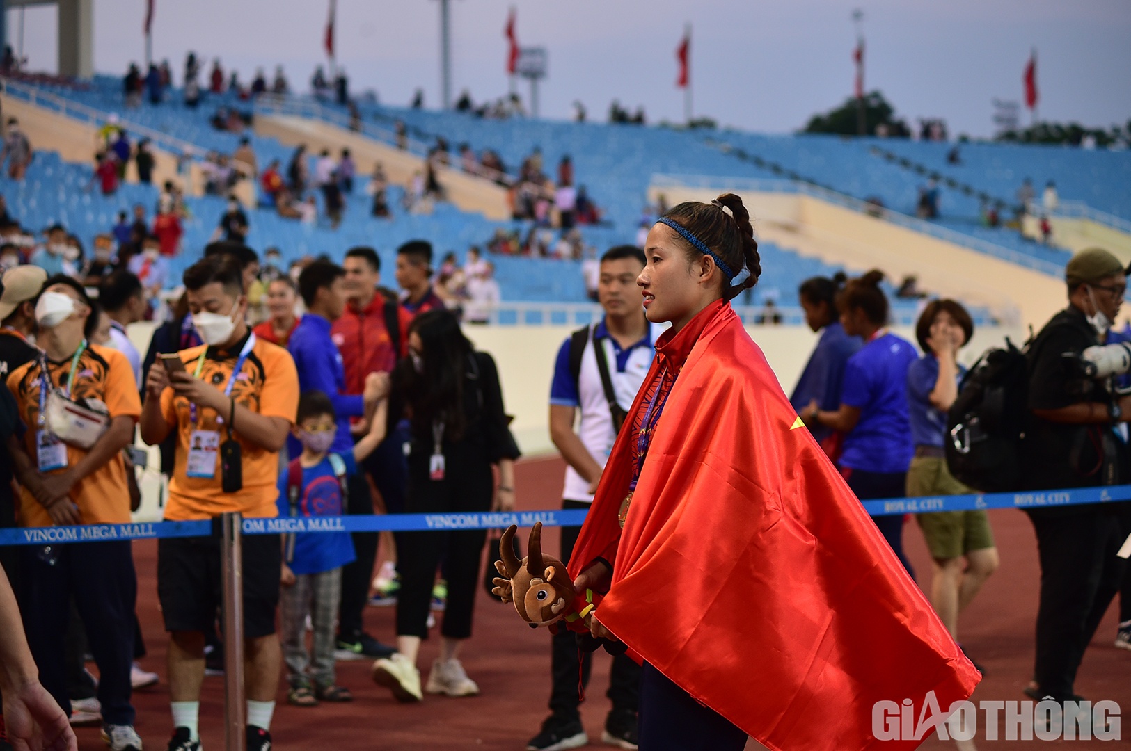 Linh Na đạt 5415 điểm, ph&aacute; kỷ lục quốc gia cũ l&agrave; 5350 điểm (2005) của VĐV Nguyễn Thị Thu C&uacute;c.