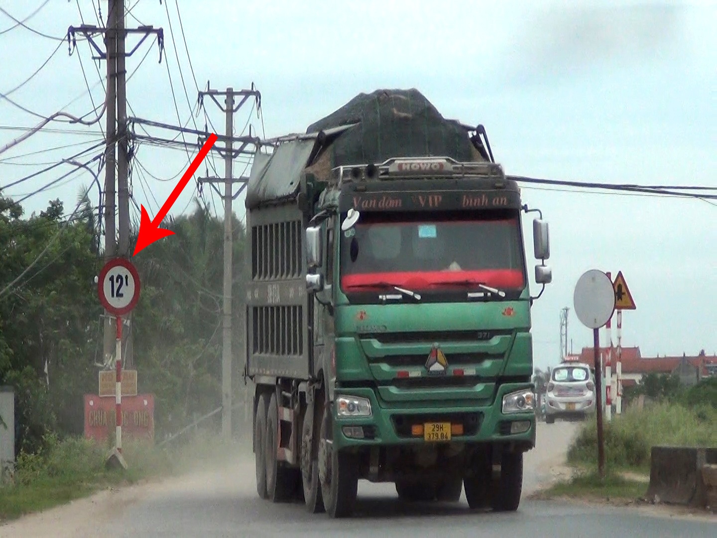 Được biết, đoạn đường đ&ecirc; tả S&ocirc;ng Hồng qua x&atilde; Vĩnh Ngọc v&agrave; Hải Bối chỉ cho ph&eacute;p xe trọng tải dưới 12 tấn hoạt động, nhưng những chiếc xe "4 ch&acirc;n" với trọng tải v&agrave;i chục tấn chở đầy ắp vật liệu vẫn "v&ocirc; tư" xu&ocirc;i ngược.