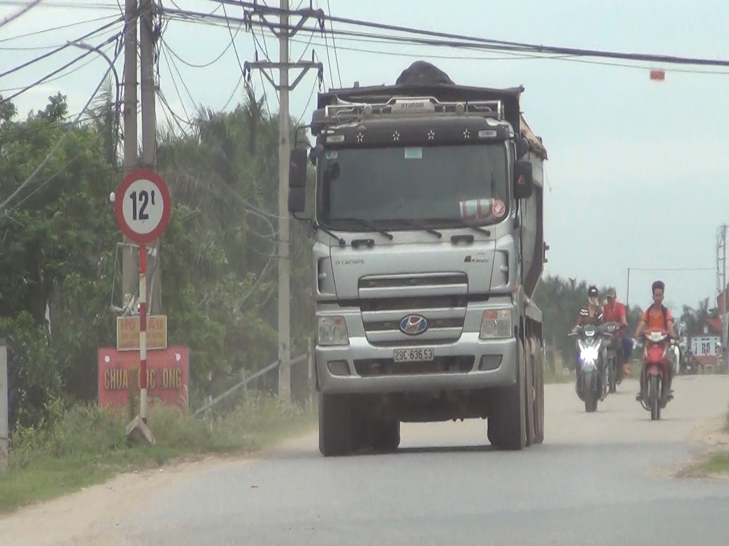 "Xe tải lớn hoạt động ở đ&acirc;y nhiều l&agrave;m ảnh hưởng đến việc đi lại của người d&acirc;n. Ch&uacute;ng t&ocirc;i cũng đ&atilde; kiến nghị việc n&agrave;y nhiều lần đến ch&iacute;nh quyền địa phương nhưng kh&ocirc;ng hiểu sao chưa được giải quyết dứt điểm&rdquo;, một người d&acirc;n ở th&ocirc;n Phương Trạch, x&atilde; Vĩnh Ngọc cho hay.