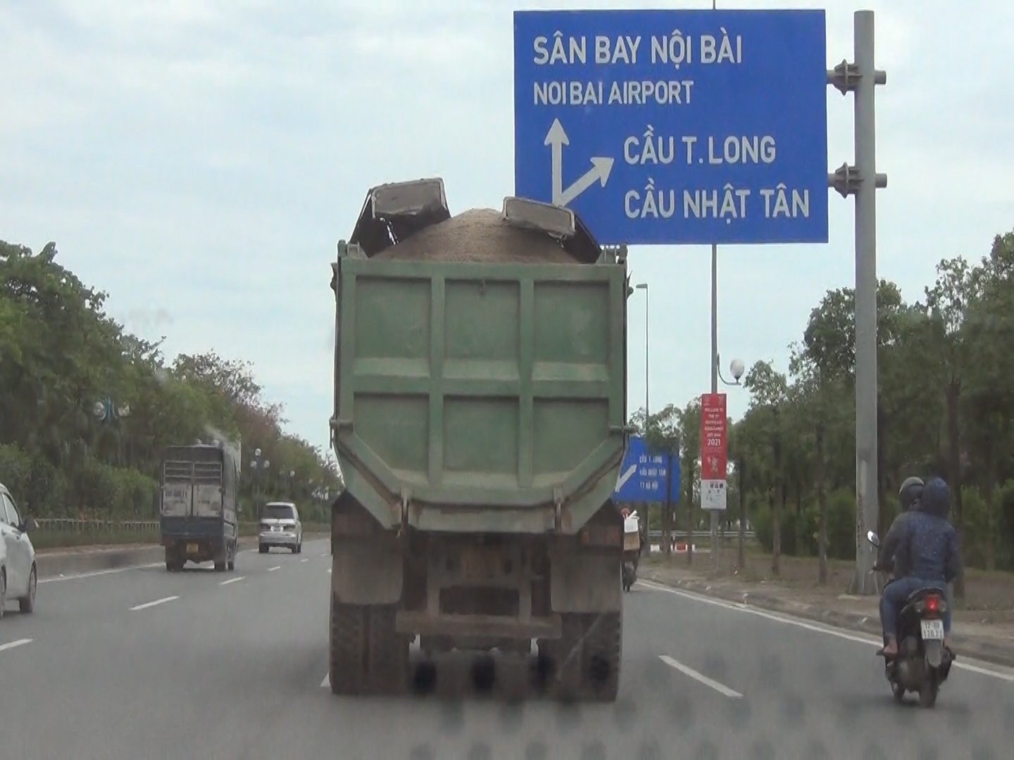 Ghi nhận của PV B&aacute;o Giao th&ocirc;ng cho thấy, sau khi di chuyển hết đoạn đường đ&ecirc; tả s&ocirc;ng Hồng, những chiếc xe nghi cơi nới th&agrave;nh th&ugrave;ng, qu&aacute; tải n&agrave;y sẽ ra đường V&otilde; Nguy&ecirc;n Gi&aacute;p để đi về nhiều nơi kh&aacute;c nhau.