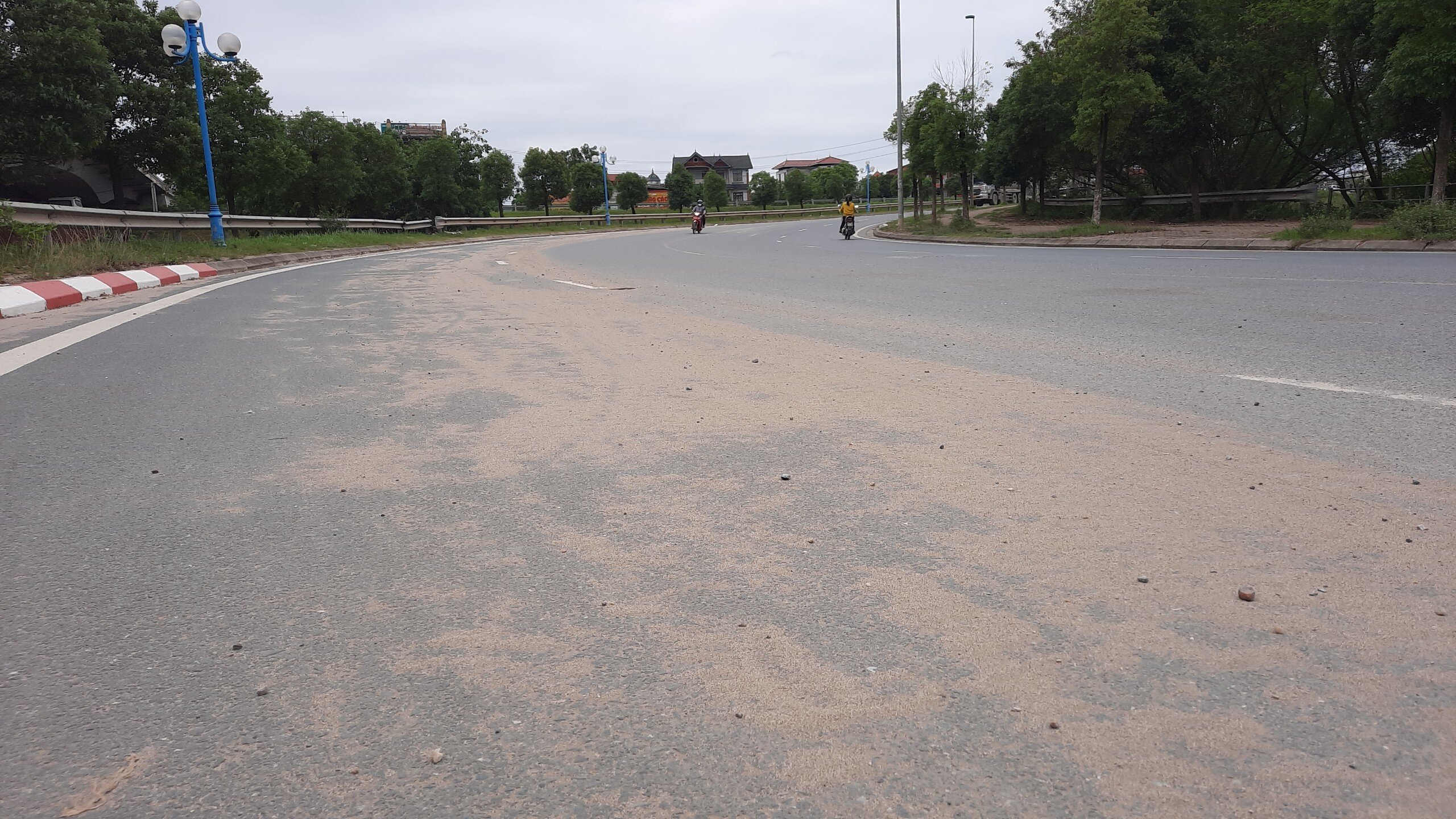 C&aacute;t phủ cả đoạn đường dẫn từ ch&acirc;n cầu Nhật T&acirc;n xuống đường đ&ecirc; tả s&ocirc;ng Hồng. Người d&acirc;n cho biết, c&aacute;t rơi từ những chiếc chở vật liệu x&acirc;y dựng thường xuy&ecirc;n qua lại khu vực n&agrave;y.