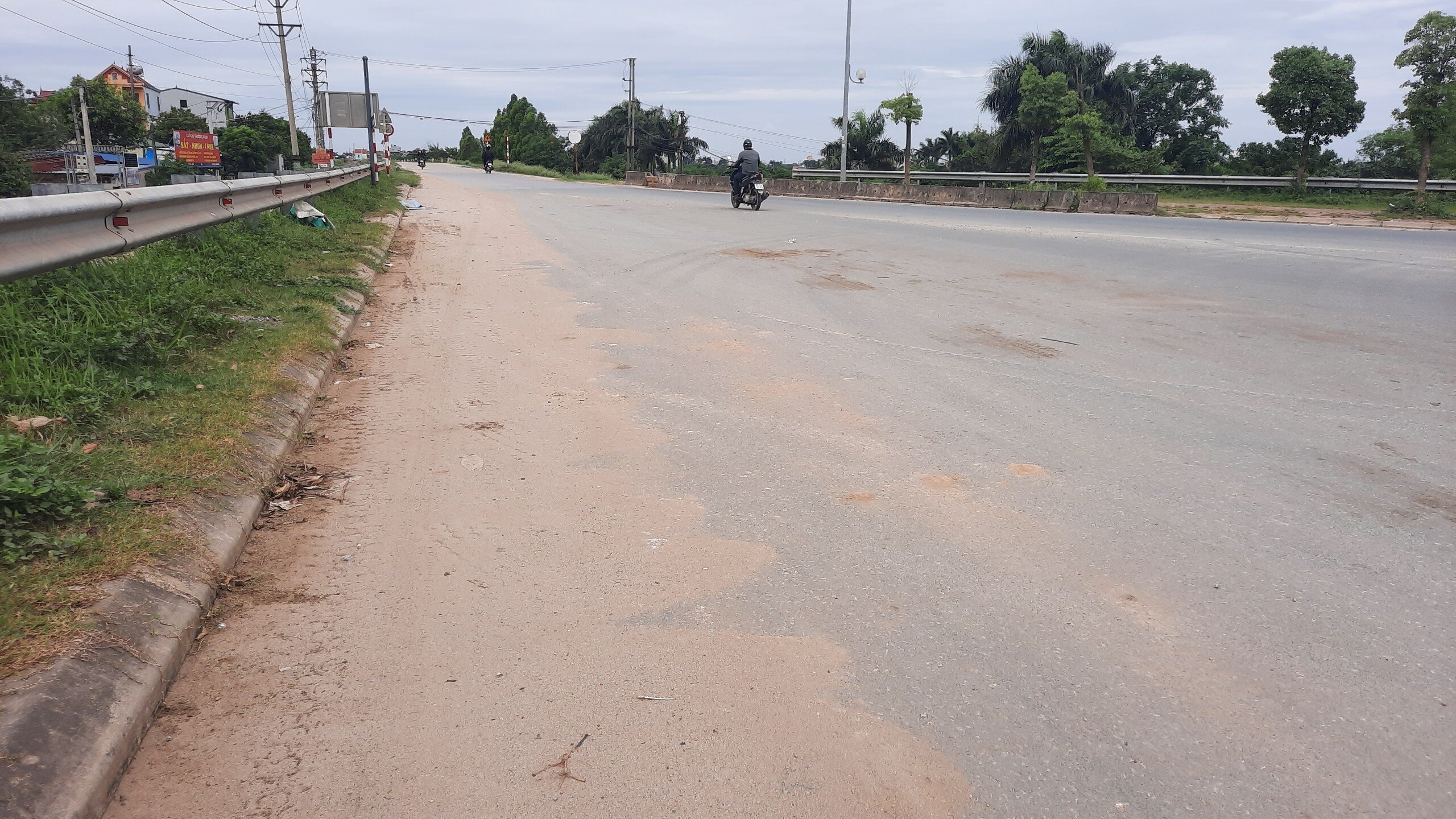 Hậu quả tất yếu l&agrave; mặt đường đ&ecirc; tả s&ocirc;ng Hồng l&uacute;c n&agrave;o cũng đầy vật liệu x&acirc;y dựng rơi v&atilde;i, tung bụi mịt m&ugrave; mỗi khi c&oacute; xe chạy qua.