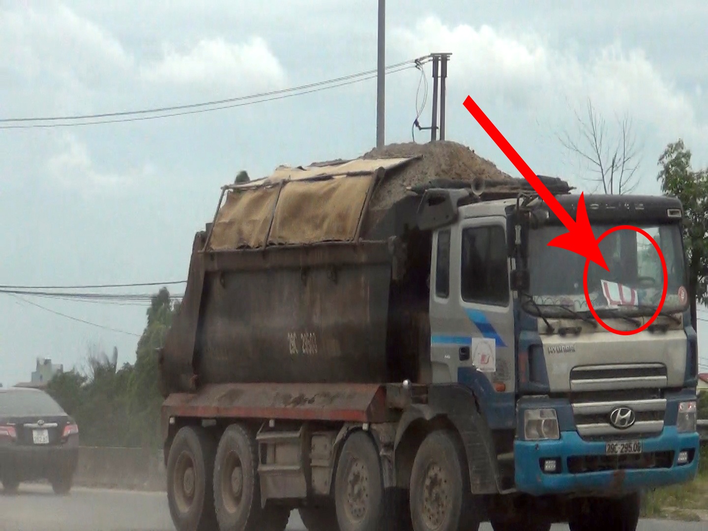 Những chiếc xe nghi qu&aacute; khổ, qu&aacute; tải hoạt động tại đ&acirc;y thường c&oacute; những logo dễ nhận diện để trước k&iacute;nh l&aacute;i. Nhiều nhất l&agrave; logo như c&oacute; t&ecirc;n l&agrave; LD, TS...