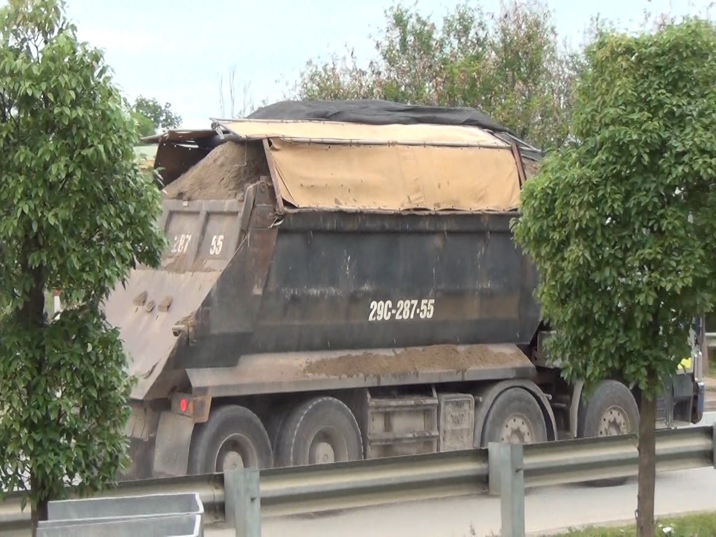 Mỗi khi v&agrave;o đoạn cua l&agrave; những chiếc xe chở vật liệu n&agrave;y lại l&agrave;m rơi v&atilde;i vật liệu xuống đường.