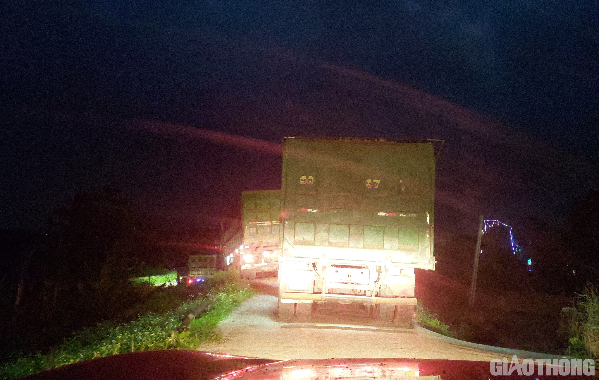 Tình trạng xe cơi thùng, chở hàng nghi chở quá tải cũng diễn ra rầm rộ tại Bắc Giang, Bắc Ninh, Yên Bái…