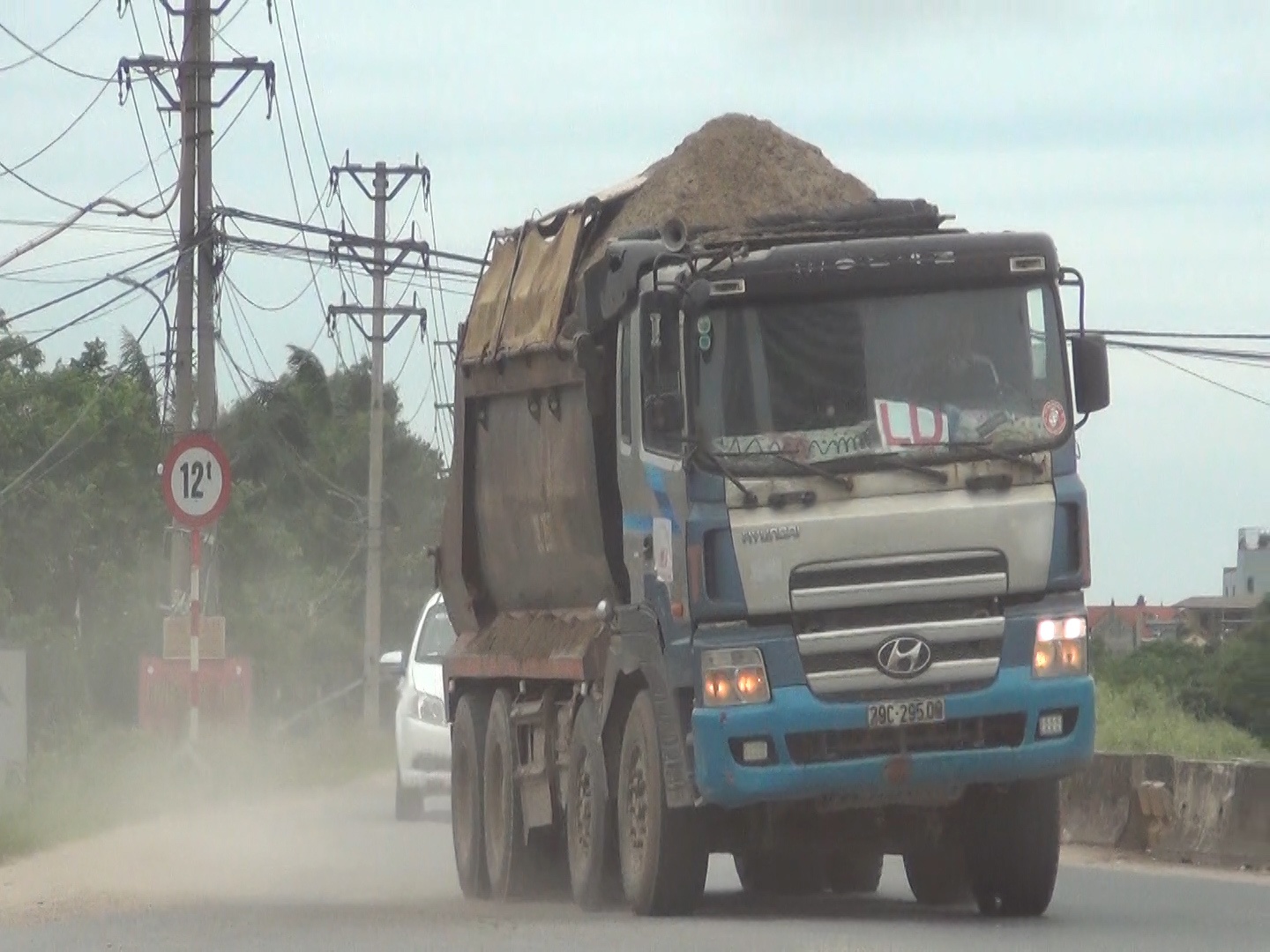 Những chiếc xe tải "4 ch&acirc;n" chở c&aacute;t "c&oacute; ngọn" ch&oacute;t v&oacute;t như thế n&agrave;y rất dễ bắt gặp tại đường đ&ecirc; tả s&ocirc;ng Hồng đoạn qua c&aacute;c x&atilde; Vĩnh Ngọc, Hải Bối.