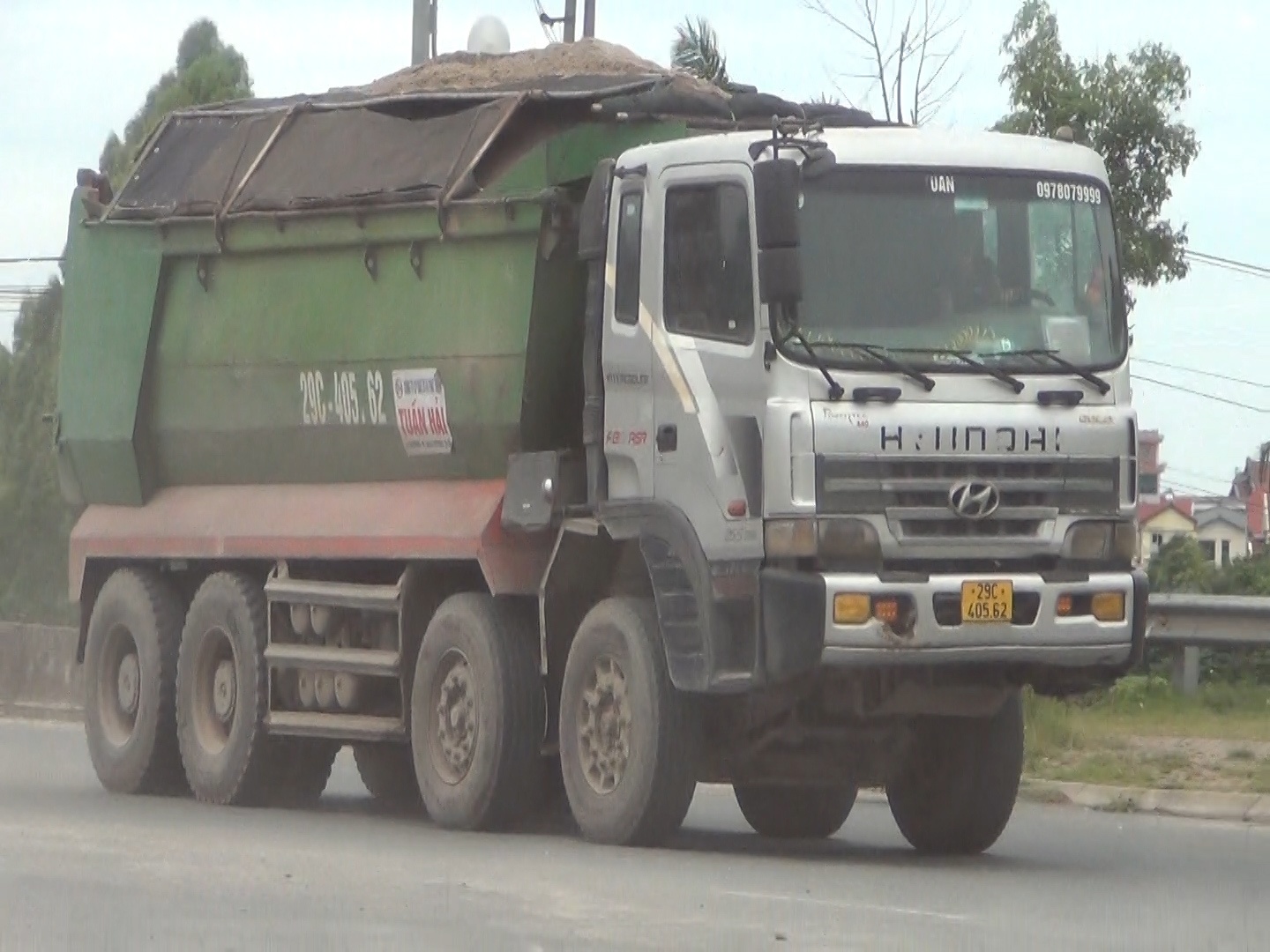 Theo t&igrave;m hiểu của PV, nguy&ecirc;n nh&acirc;n đoạn đ&ecirc; n&agrave;y xuất hiện nhiều xe tải trọng lớn hoạt động l&agrave; do ph&iacute;a ngo&agrave;i đ&ecirc; c&oacute; nhiều bến b&atilde;i tập kết vật liệu x&acirc;y dựng.