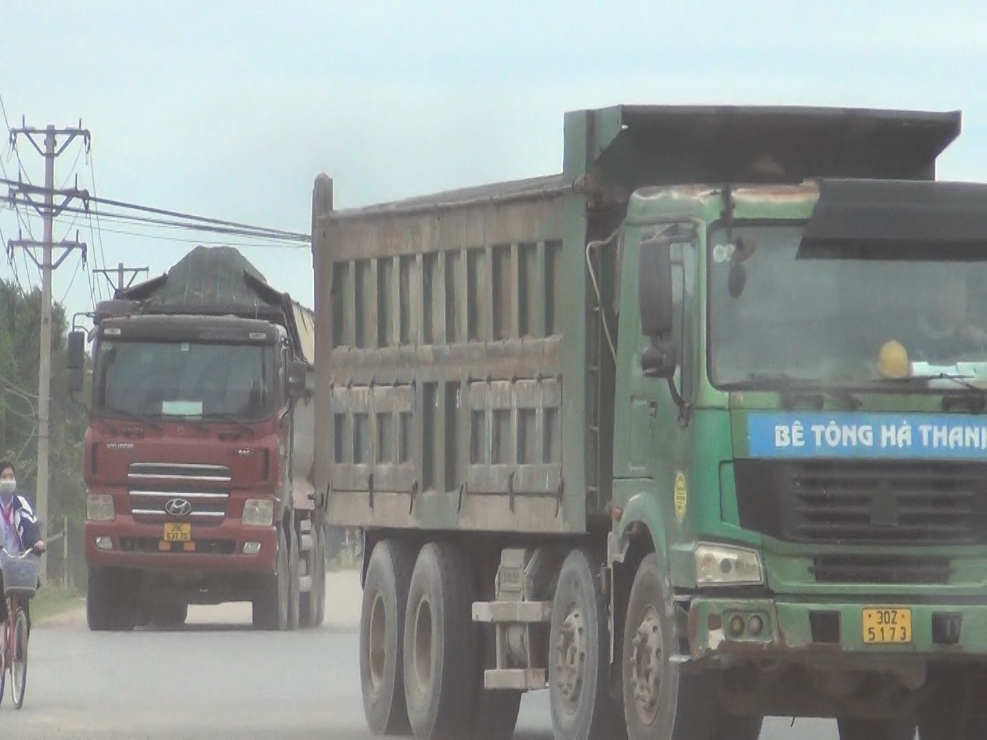 Theo ghi nhận, mỗi ng&agrave;y c&oacute; cả trăm lượt xe trọng tải lớn c&oacute; nghi cơi nới th&agrave;nh th&ugrave;ng, chở qu&aacute; tải trọng hoạt động tại đ&acirc;y.