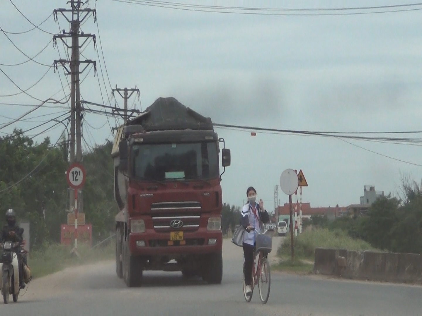 Những ng&agrave;y trung tuần th&aacute;ng 5/2022, c&oacute; mặt tại đ&ecirc; tả s&ocirc;ng Hồng đoạn qua c&aacute;c x&atilde; Vĩnh Ngọc, Hải Bối v&agrave; đường V&otilde; Nguy&ecirc;n Gi&aacute;p (huyện Đ&ocirc;ng Anh, TP H&agrave; Nội), PV B&aacute;o Giao th&ocirc;ng nhận thấy, rất nhiều xe tải trọng lớn, c&oacute; biểu hiện cơi nới th&agrave;nh th&ugrave;ng, chở qu&aacute; tải hoạt động tấp nập.