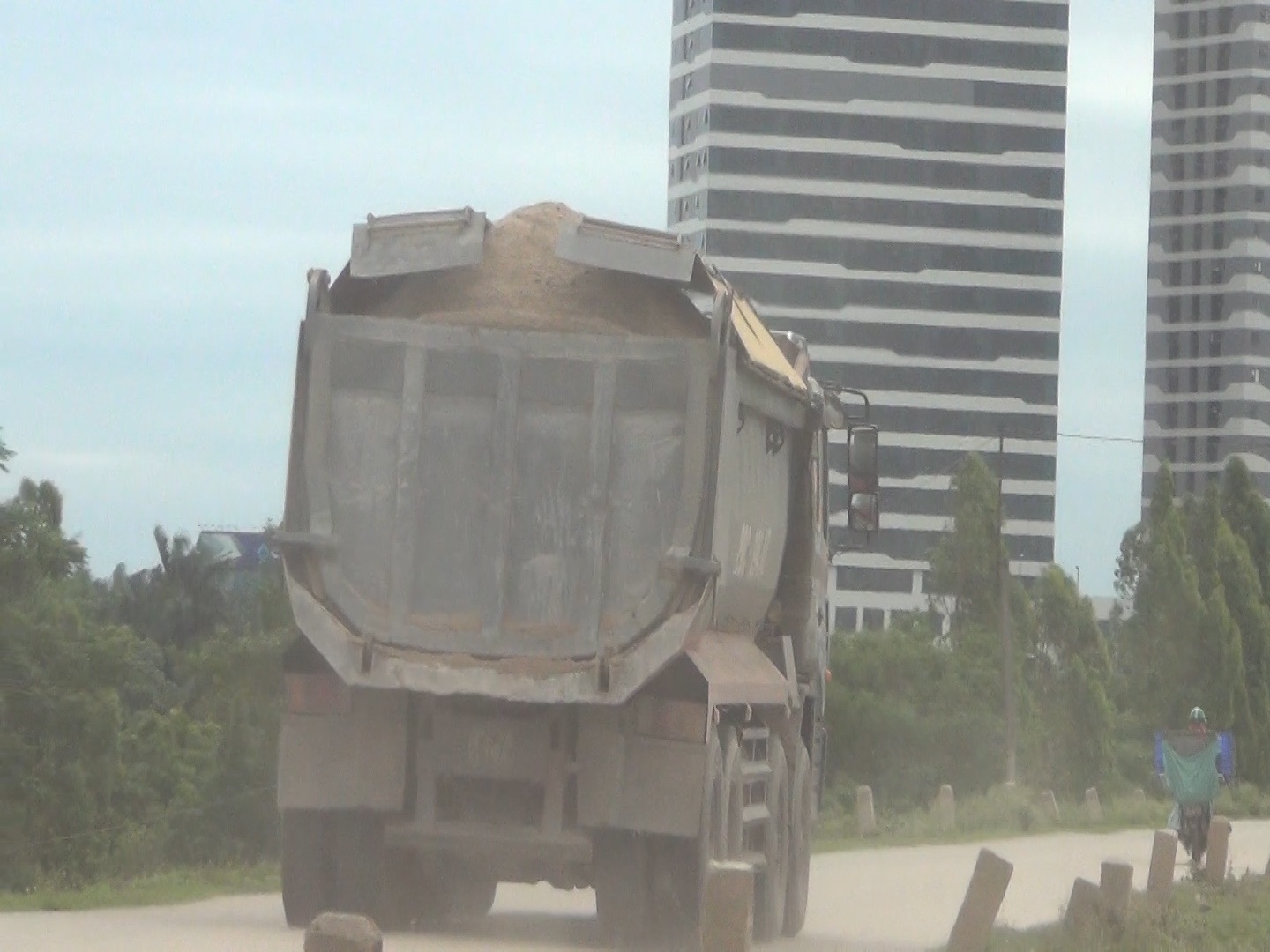 "T&ocirc;i cảm thấy rất bất an khi những xe tải trọng lớn hoạt động ng&agrave;y đ&ecirc;m tại đoạn đường n&agrave;y. Kh&ocirc;ng những vậy, những chiếc xe chở c&aacute;t, sỏi n&agrave;y thường xuy&ecirc;n l&agrave;m rơi v&atilde;i xuống đường khiến bụi m&ugrave; mịt, người d&acirc;n đi qua đ&acirc;y cảm thấy rất bức bối&rdquo;, một người d&acirc;n ở th&ocirc;n Ngọc Giang, x&atilde; Vĩnh Ngọc cho hay.