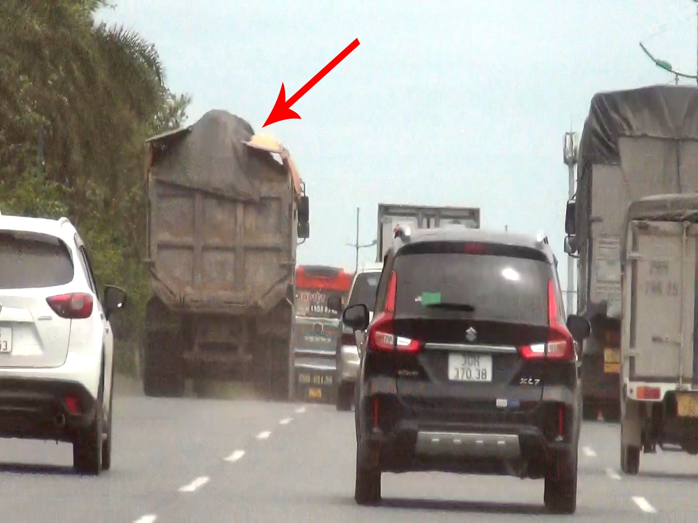 V&igrave; vậy, h&igrave;nh ảnh những chiếc xe trọng tải lớn nghi cơi nới th&agrave;nh th&ugrave;ng, chở qu&aacute; trọng tải l&agrave; kh&ocirc;ng hiếm ở đường V&otilde; Nguy&ecirc;n Gi&aacute;p.