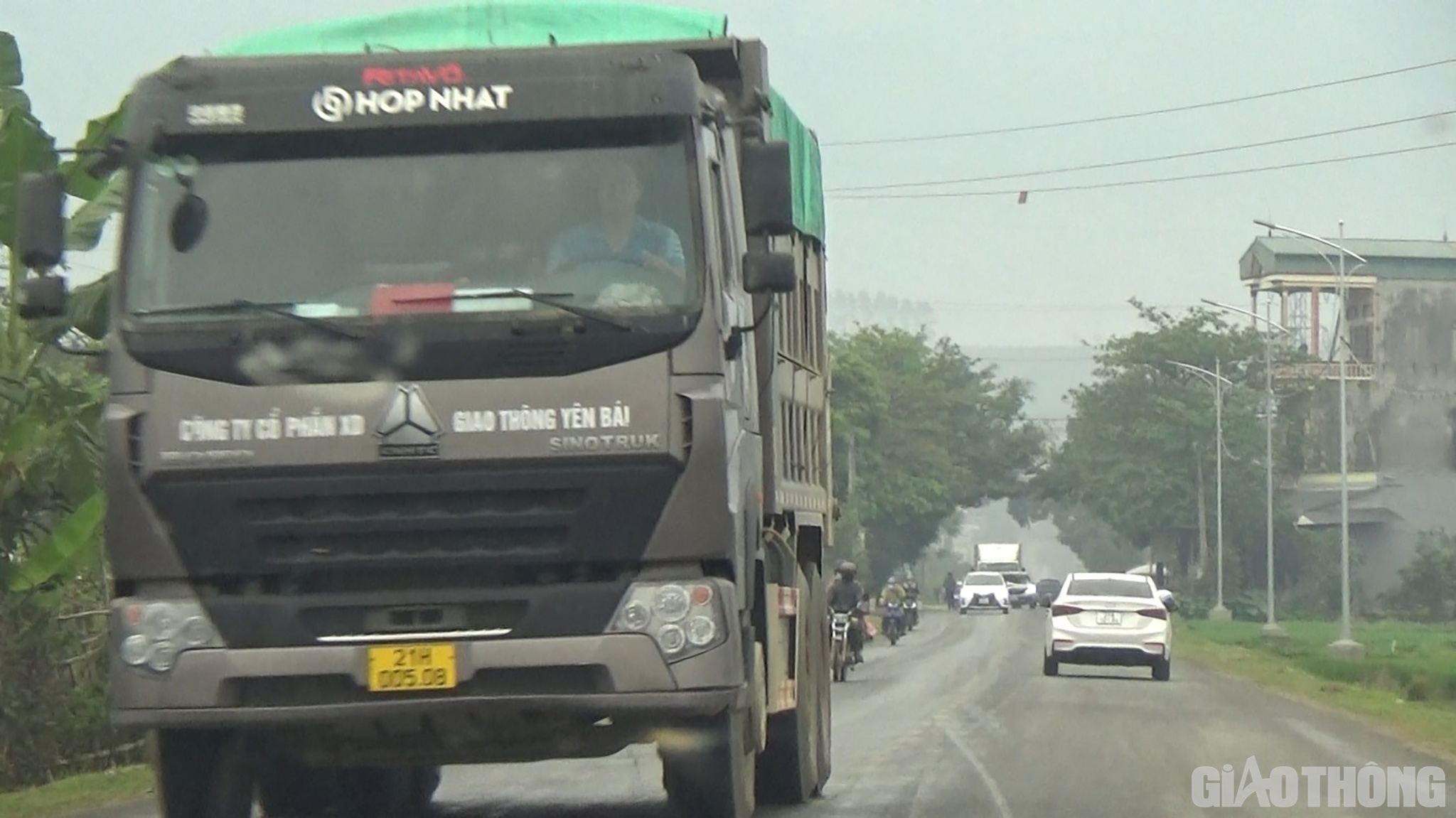 Một điều đáng lưu ý là QL32 đoạn từ ngã ba Khe Ve vào đến Văn Chấn mới được Công ty CP Cầu đường Yên Bái nâng cấp, sửa chữa. Thế nhưng, mỗi ngày cũng có hàng chục lượt xe có dấu hiệu quá tải của công ty này chở đá từ trong mỏ vào công trình Nghĩa Lộ hay ngược ra Yên Bái.