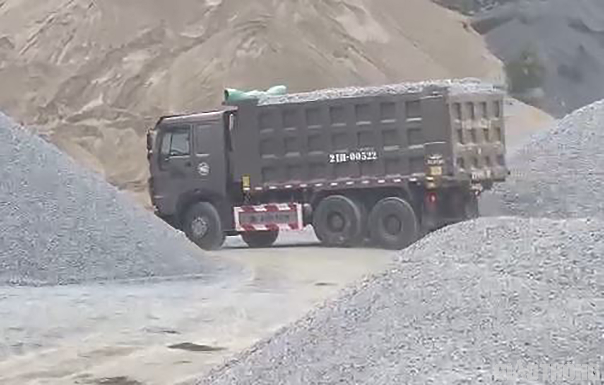 Theo tìm hiểu của PV, trong phiếu rời mỏ của Công ty Đại Đồng Tiến thì xe chở cao nhất là 28 khối đá, còn xe chở ít là 22 khối. Nếu tính theo khối lượng riêng của đá dăm là 1,5 tấn/ khối, thì tải trọng hàng của xe chở nặng nhất lên đến hơn 40 tấn.