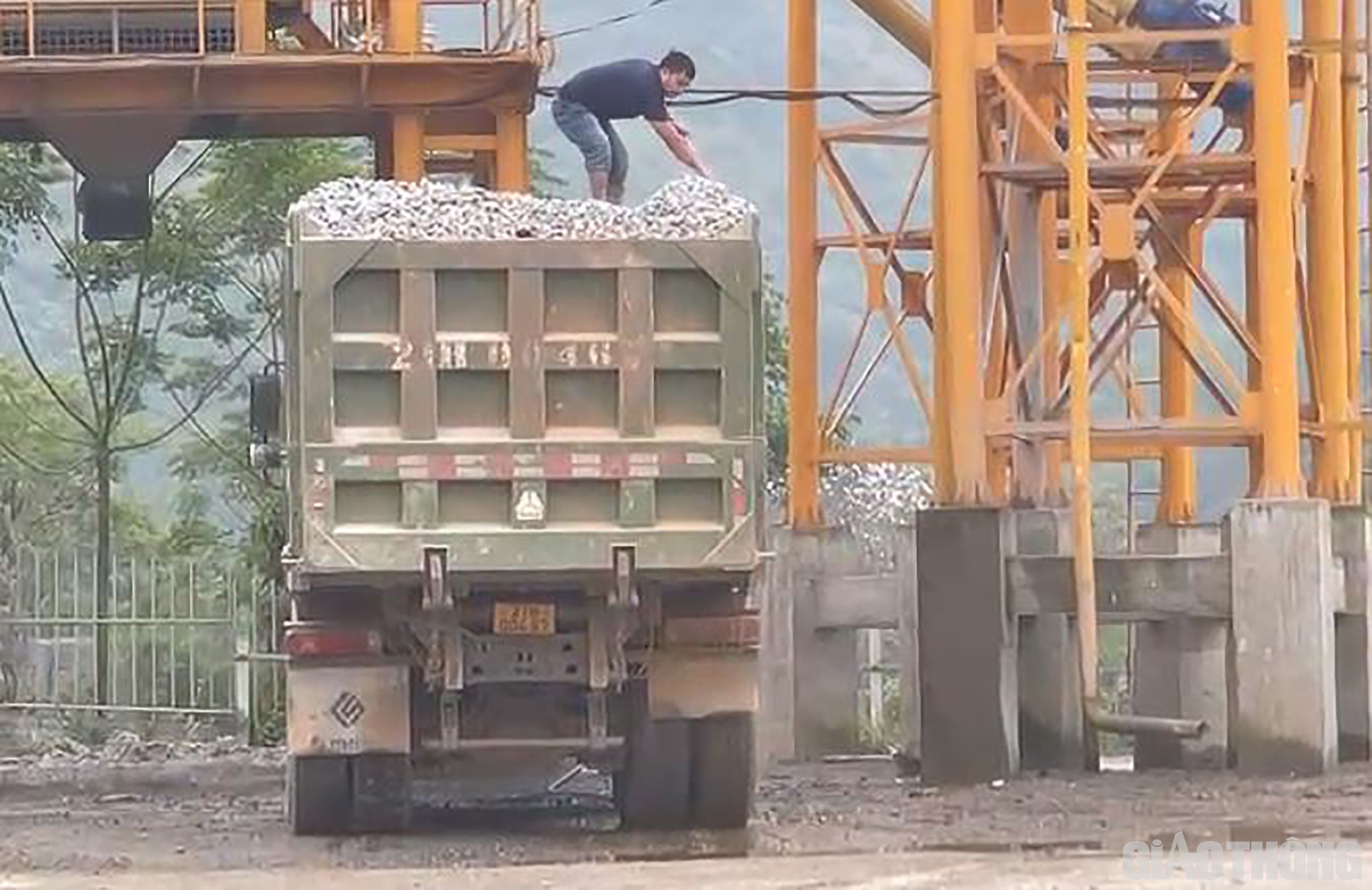 Tại khu vực mỏ đá của Công ty TNHH Đại Đồng Tiến, PV ghi nhận được hàng chục lượt xe tải ra vào “ăn” đá. Hầu hết các xe đều cơi nới thành thùng, chở đá dăm có ngọn. Các xe hoạt động ngang nhiên giữa ban ngày, ở bất cứ thời gian nào.