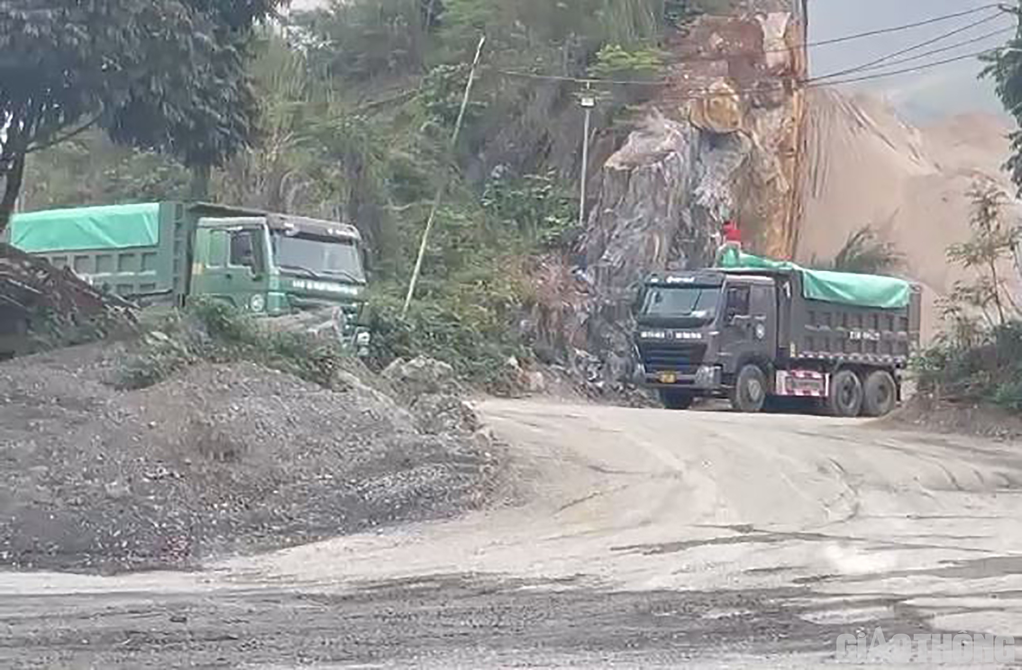 “Chú cứ đứng đây một lúc mà xem, xe tải nặng chở đá cao ngút ngàn chạy rầm rầm. Xe chạy xuyên qua rất nhiều khu dân cư cả ngày, người dân thì nơm nớp lo sợ TNGT, đường sá nào chịu cho nổi. Cả đoàn xe, chứ có phải một vài con kiến đâu mà lực lượng chức năng không thấy”, một người dân ở khu phố Cửa Nhì, xã Sơn Thịnh, huyện Văn Chấn bức xúc.