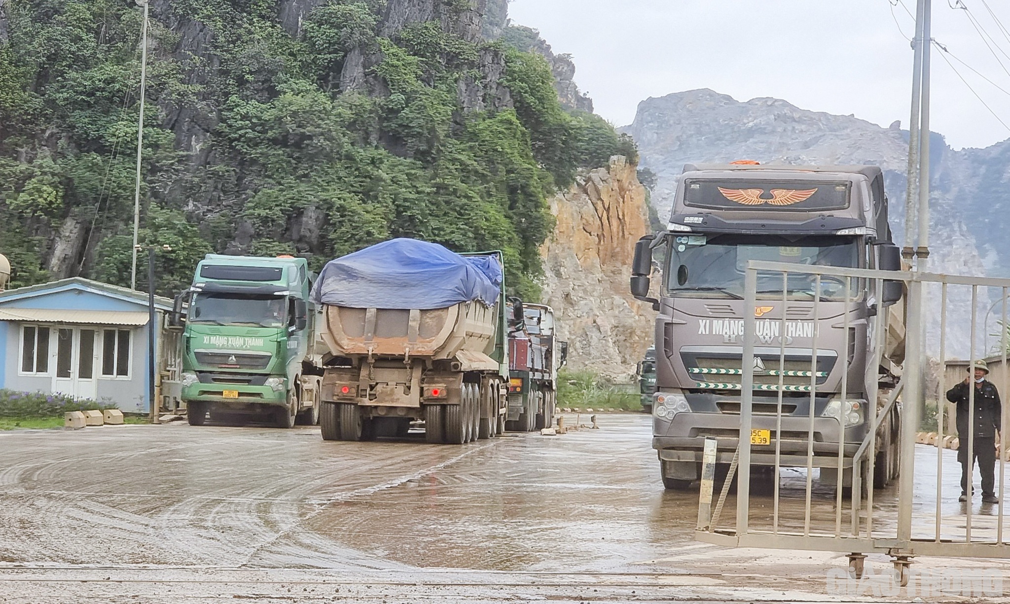 Tại Hà Nam, các tuyến đường trước cổng máy xi măng Thành Thắng, Xuân Thành cũng “tràn ngập” các loại xe tải cơi thùng, chở đá có ngọn. Ở hướng ngược lại, nhiều xe đầu kéo chở hàng chục bao xi măng rời vô tư chạy ra ngoài rồi ngược xuôi.